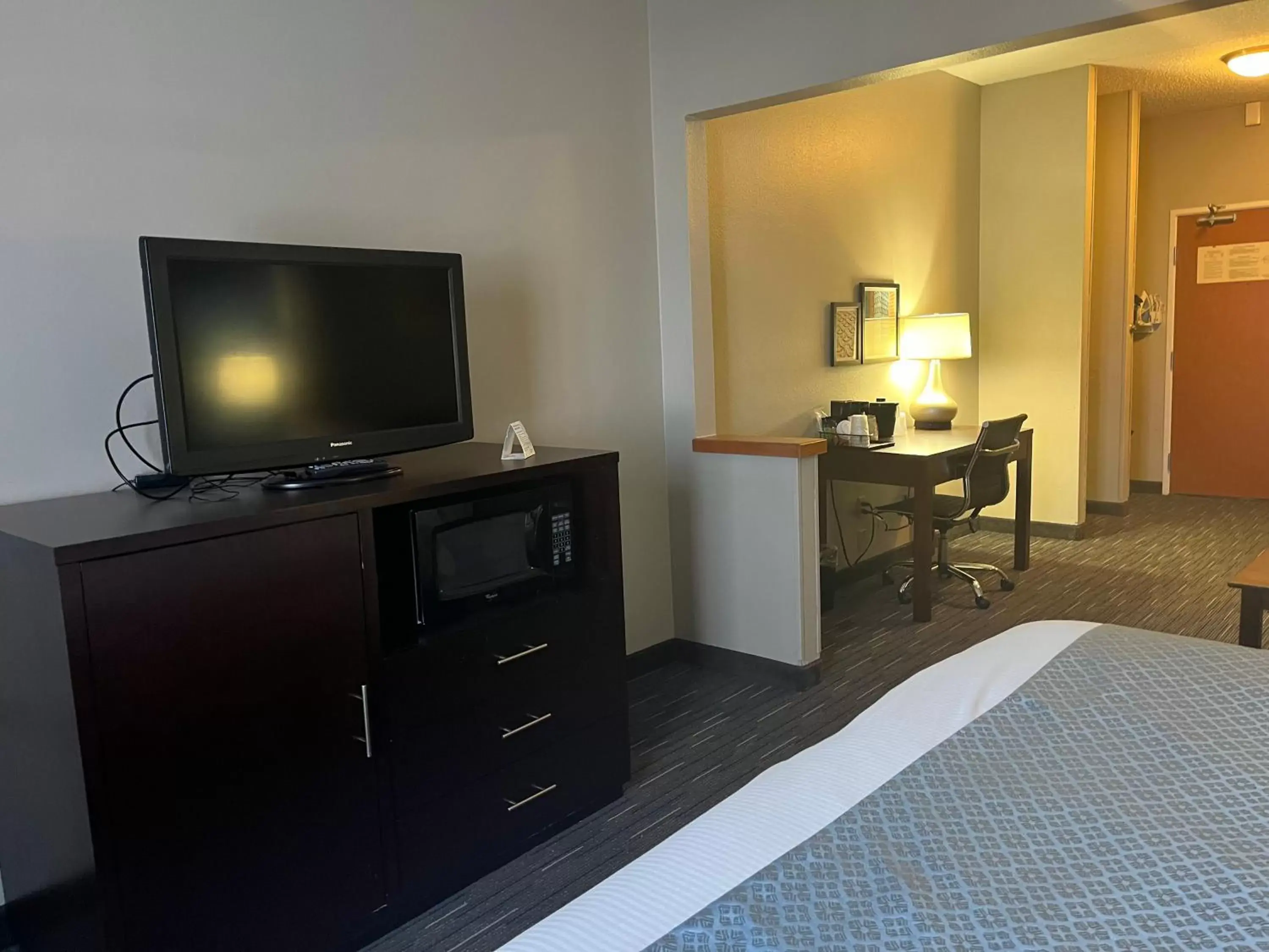 Bedroom, TV/Entertainment Center in Wingate by Wyndham Great Falls