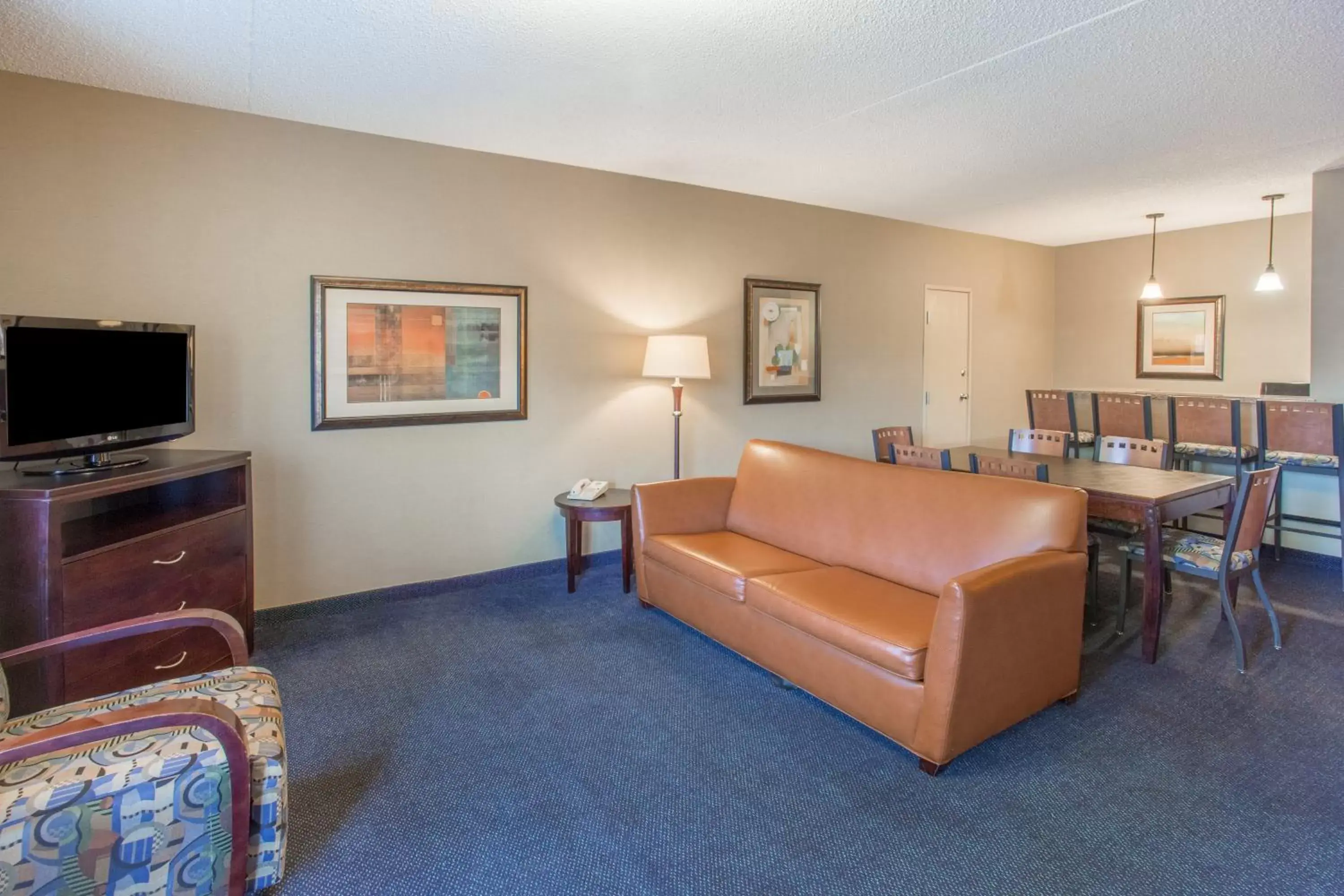 Living room, Seating Area in Days Hotel by Wyndham Mesa Near Phoenix