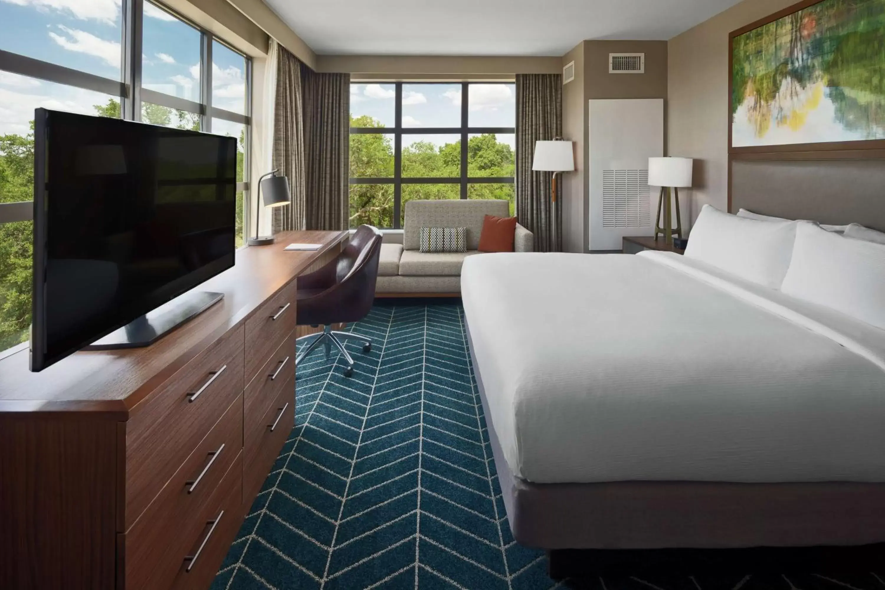 Bed, TV/Entertainment Center in The Bevy Hotel Boerne, A Doubletree By Hilton