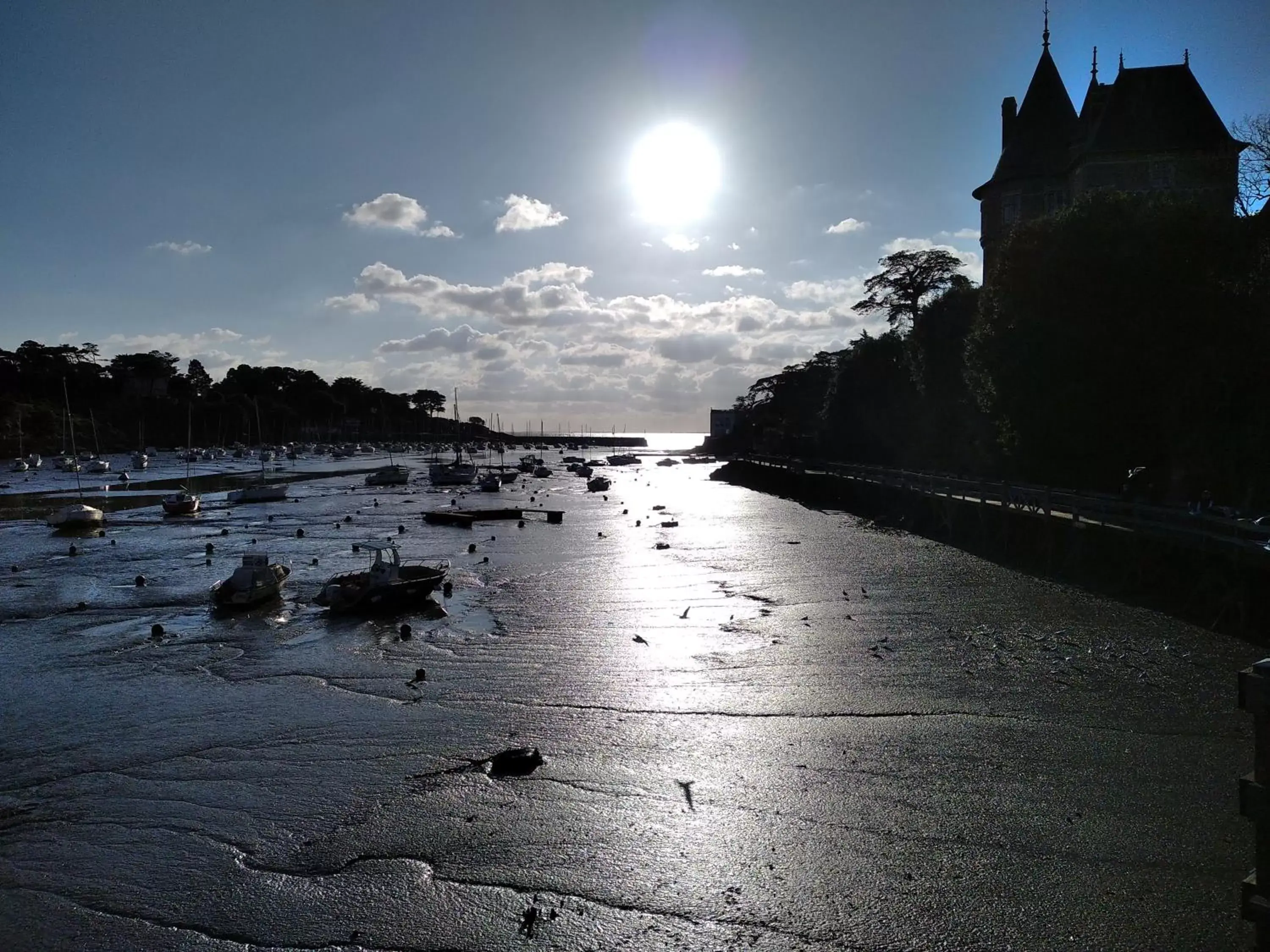 Nearby landmark, Beach in Escale et bien-être