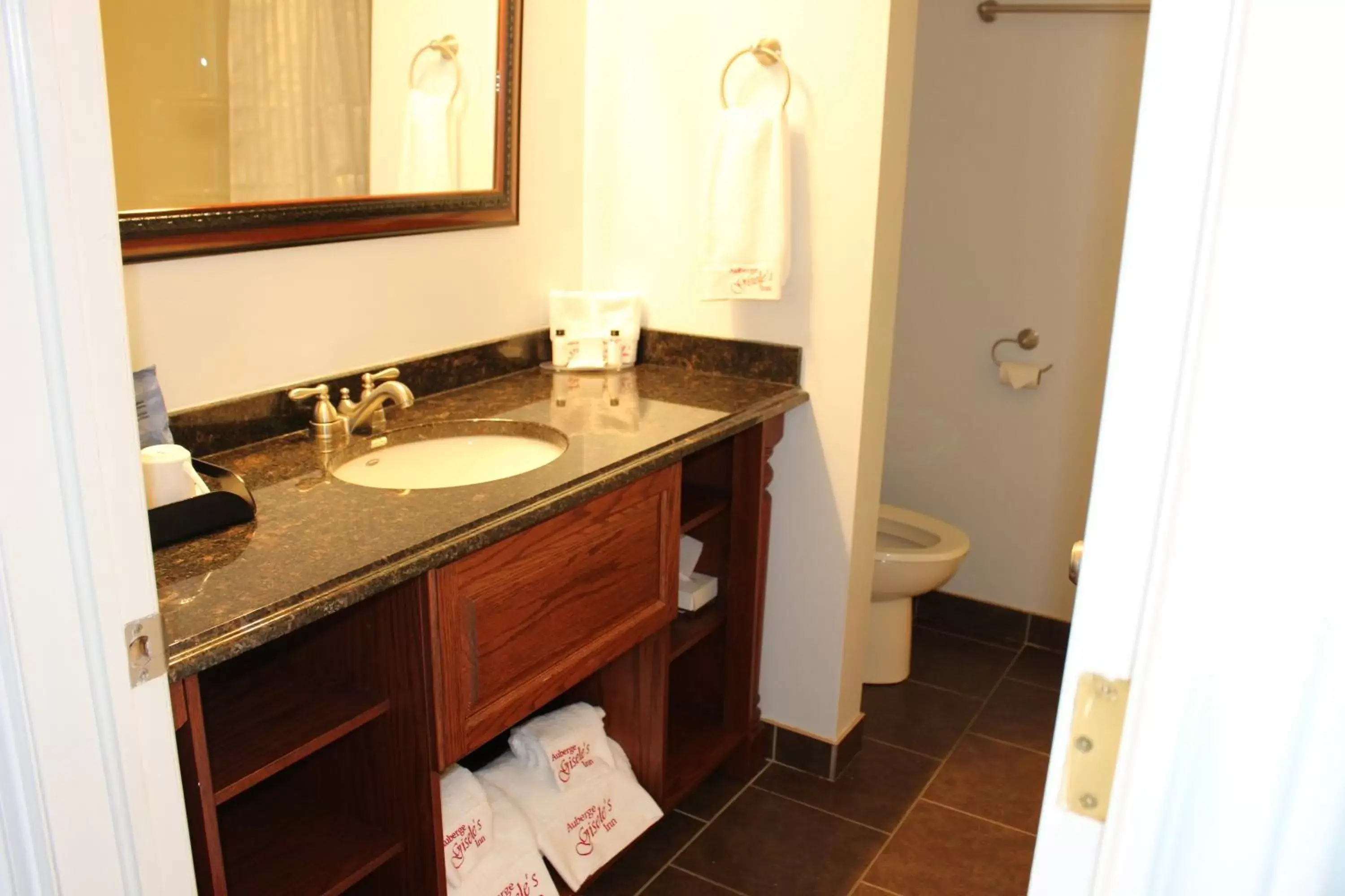 Deluxe Queen Room - single occupancy in Auberge Gisele's Inn Deluxe Queen Room - single occupancy in Auberge Gisele's Inn