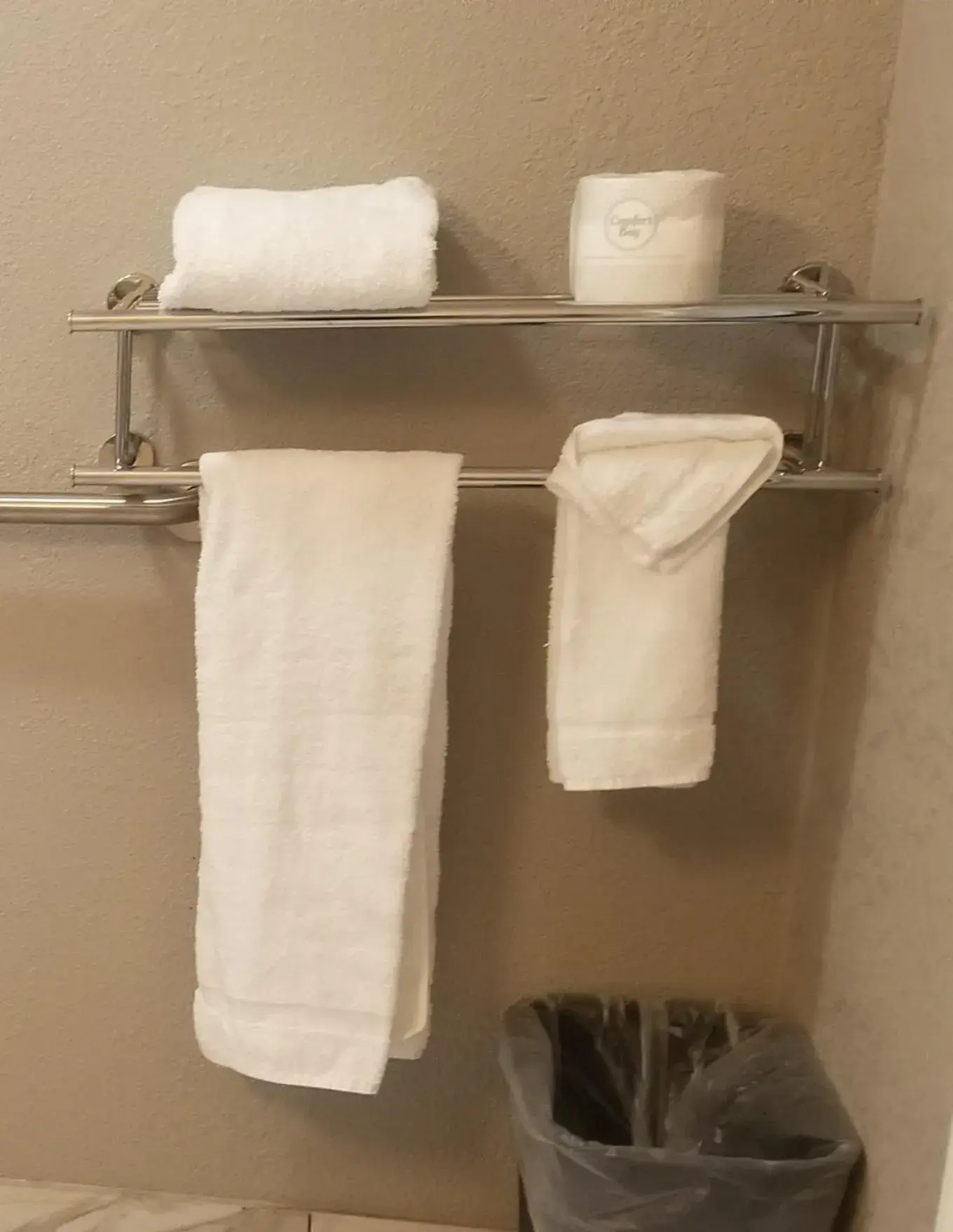 towels, Bathroom in Studio 6 Sacramento, CA Natomas