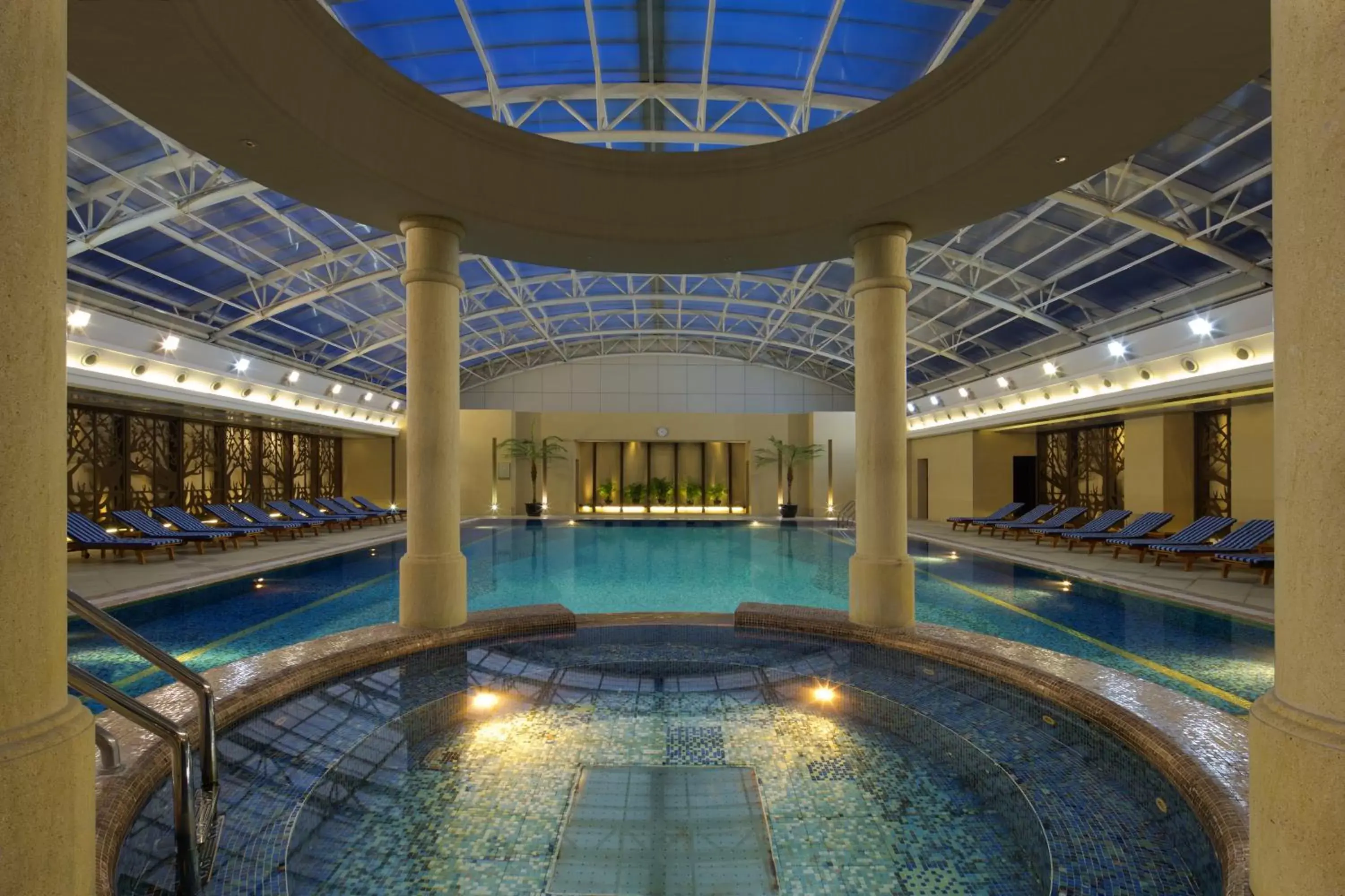 Swimming Pool in Radisson Blu Hotel Shanghai New World