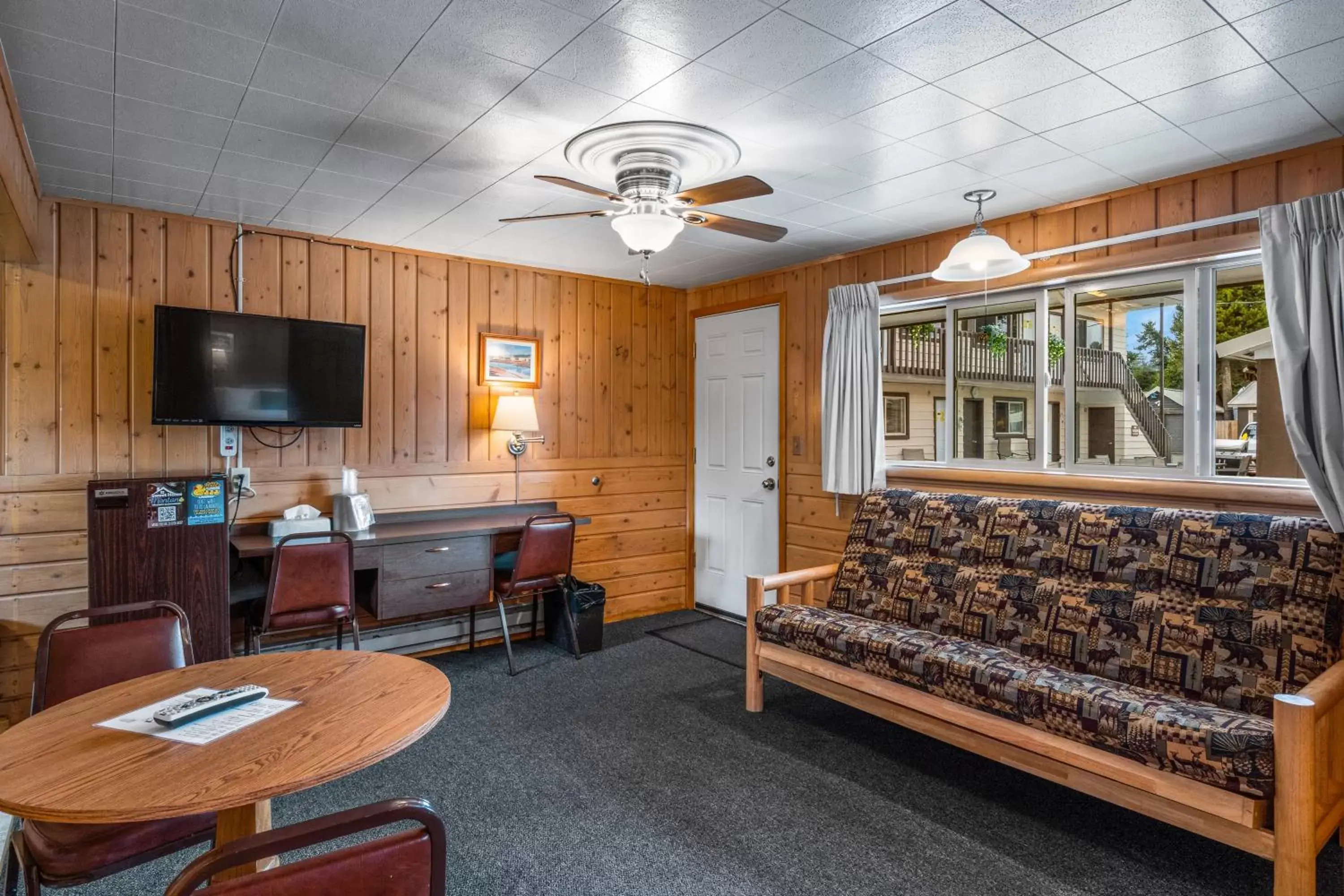 TV and multimedia, Seating Area in Lazy Duck Inn