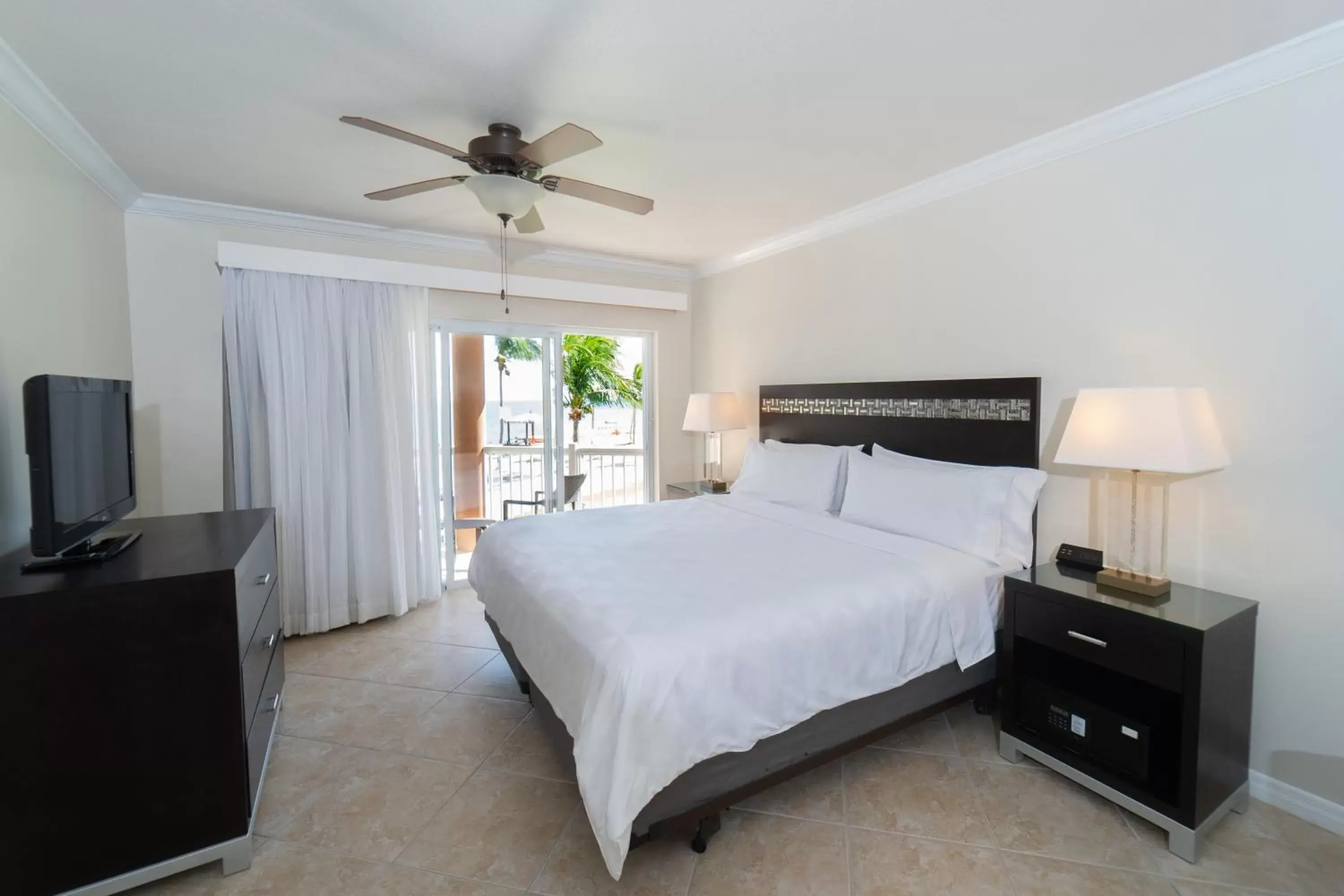 Bedroom, Bed in Holiday Inn Resort Grand Cayman, an IHG Hotel