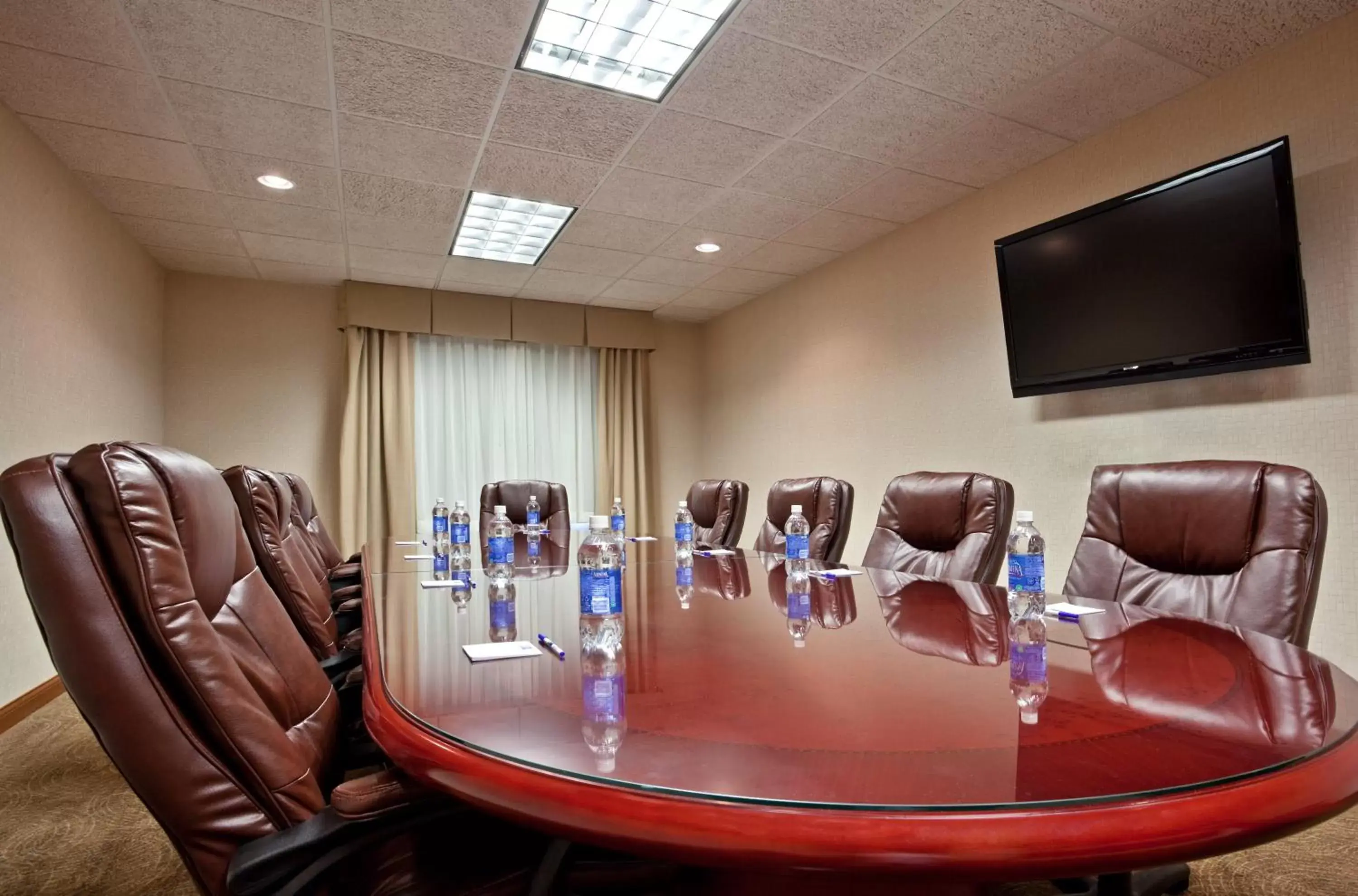 Meeting/conference room in Holiday Inn Express Hotel & Suites Tipp City, an IHG Hotel