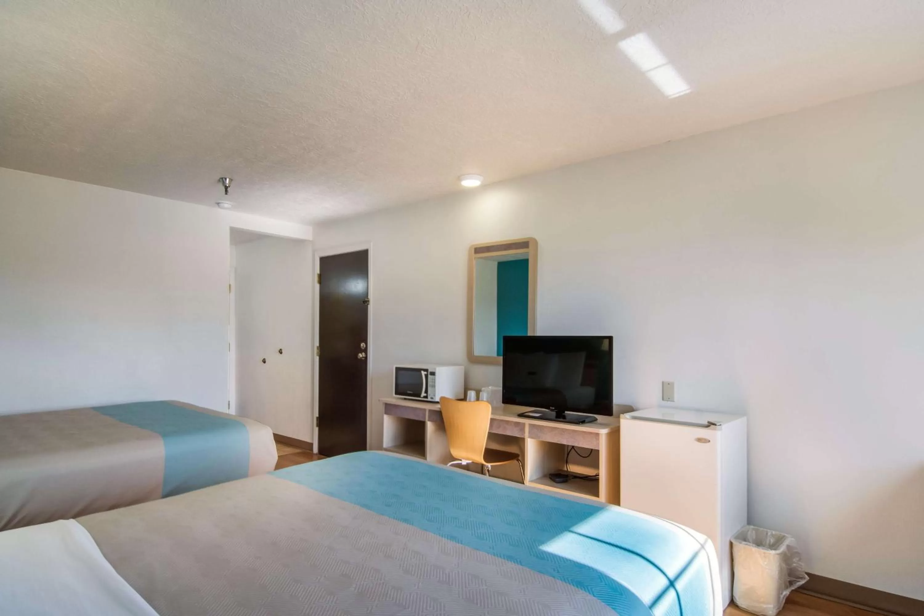 Photo of the whole room, Bed in Motel 6-The Dalles, OR