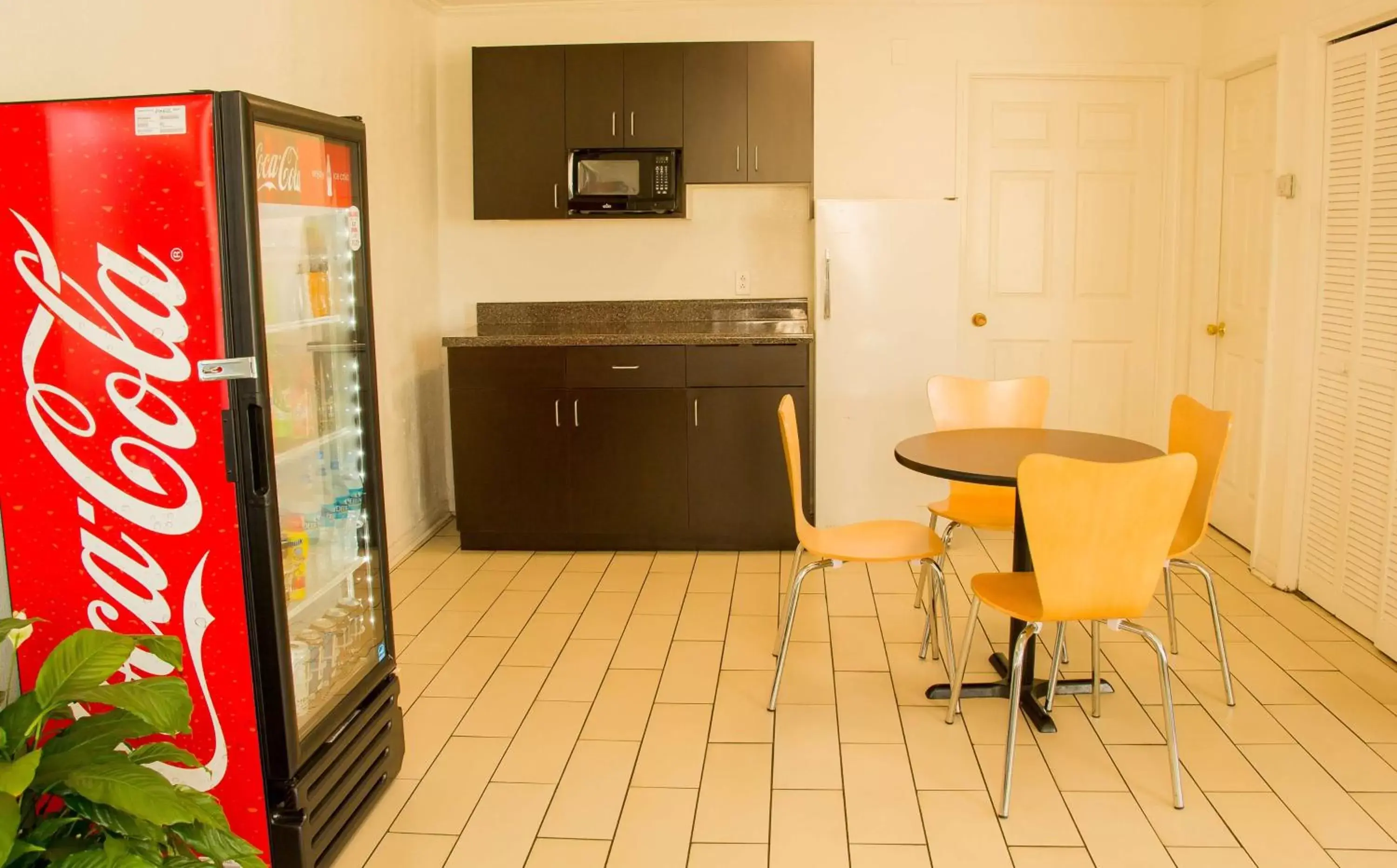 Lobby or reception, Kitchen/Kitchenette in Motel 6-Cookeville, TN