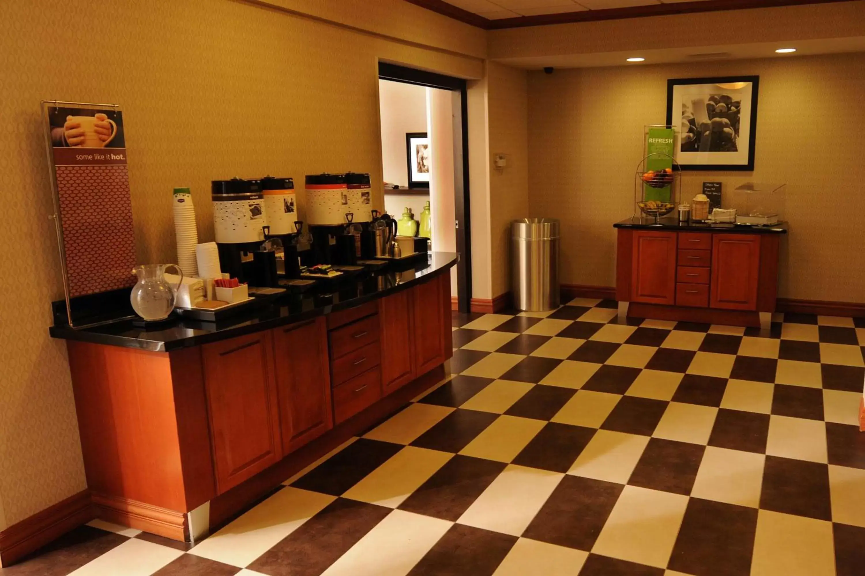 Dining area, Kitchen/Kitchenette in Newly Renovated Hampton Inn Omaha West Lakeside