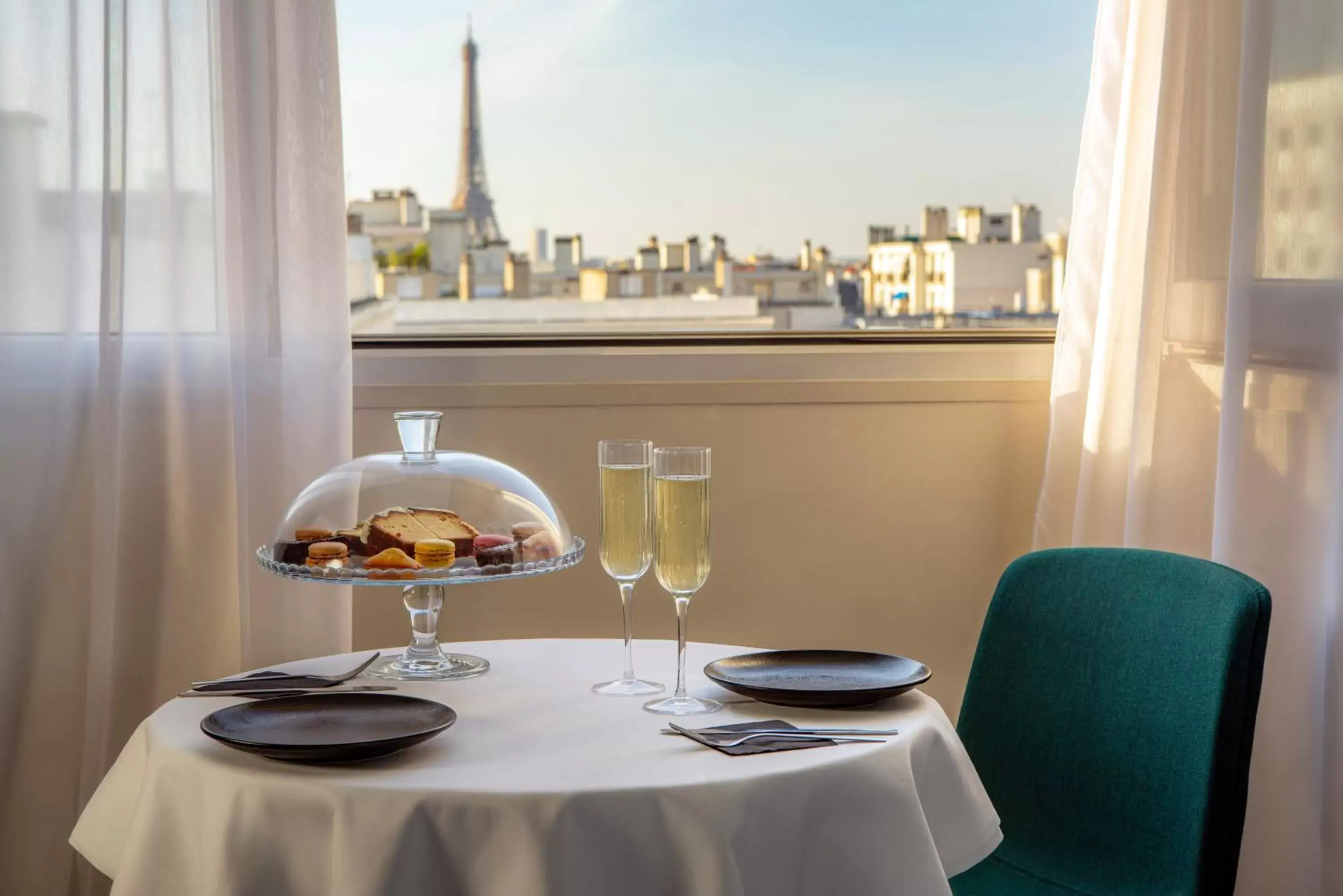 View (from property/room), Restaurant/Places to Eat in Mercure Paris Montparnasse Pasteur