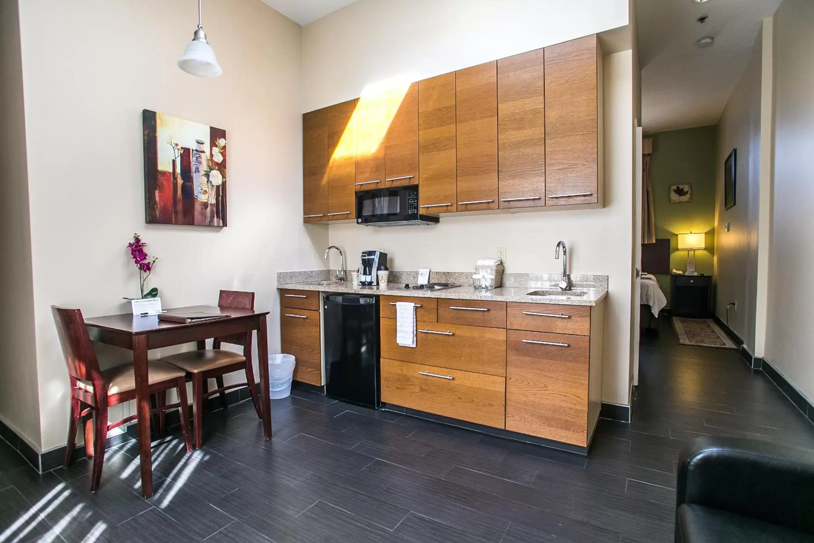 Kitchen/Kitchenette in Pointe Plaza Hotel