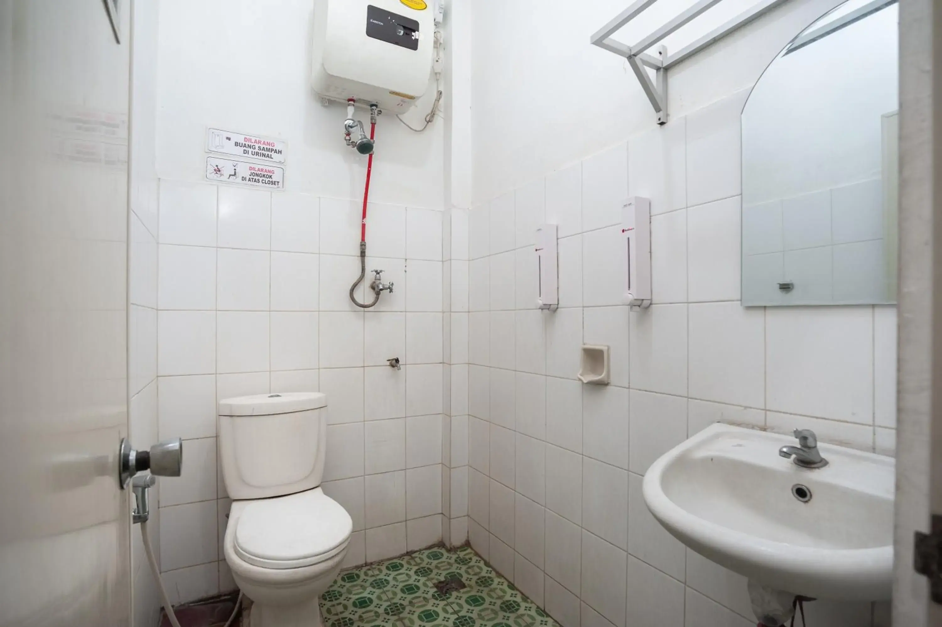 Shower, Bathroom in RedDoorz @ Jalan Diponegoro Lampung