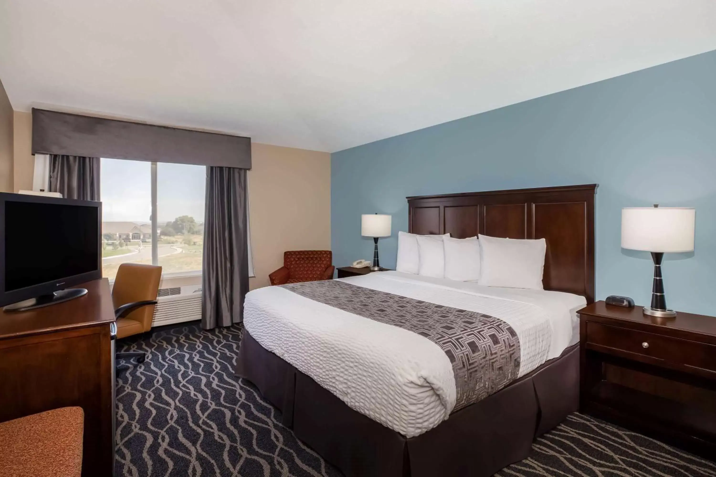 Photo of the whole room, Bed in Baymont by Wyndham Tri-Cities/Kennewick WA