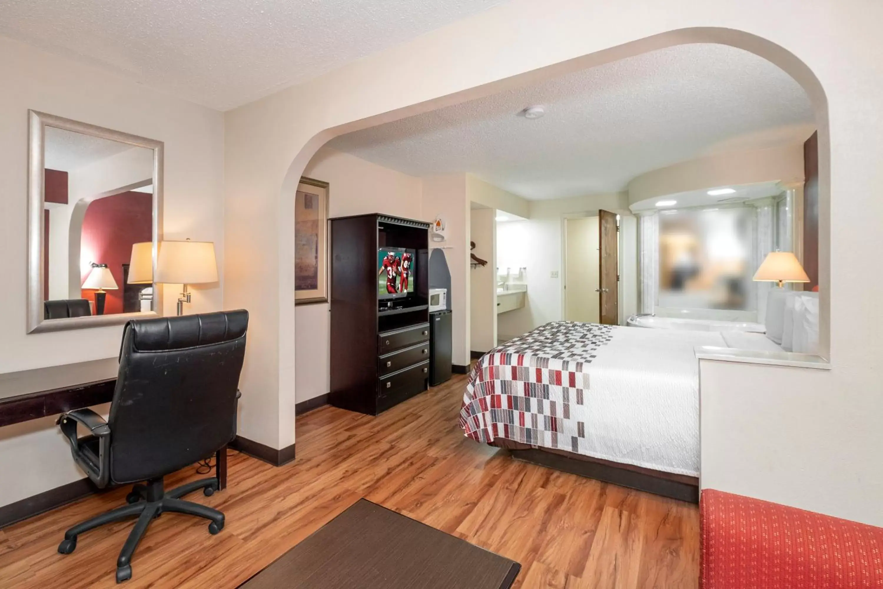 Bedroom in Red Roof Inn & Suites Oxford Bedroom in Red Roof Inn & Suites Oxford