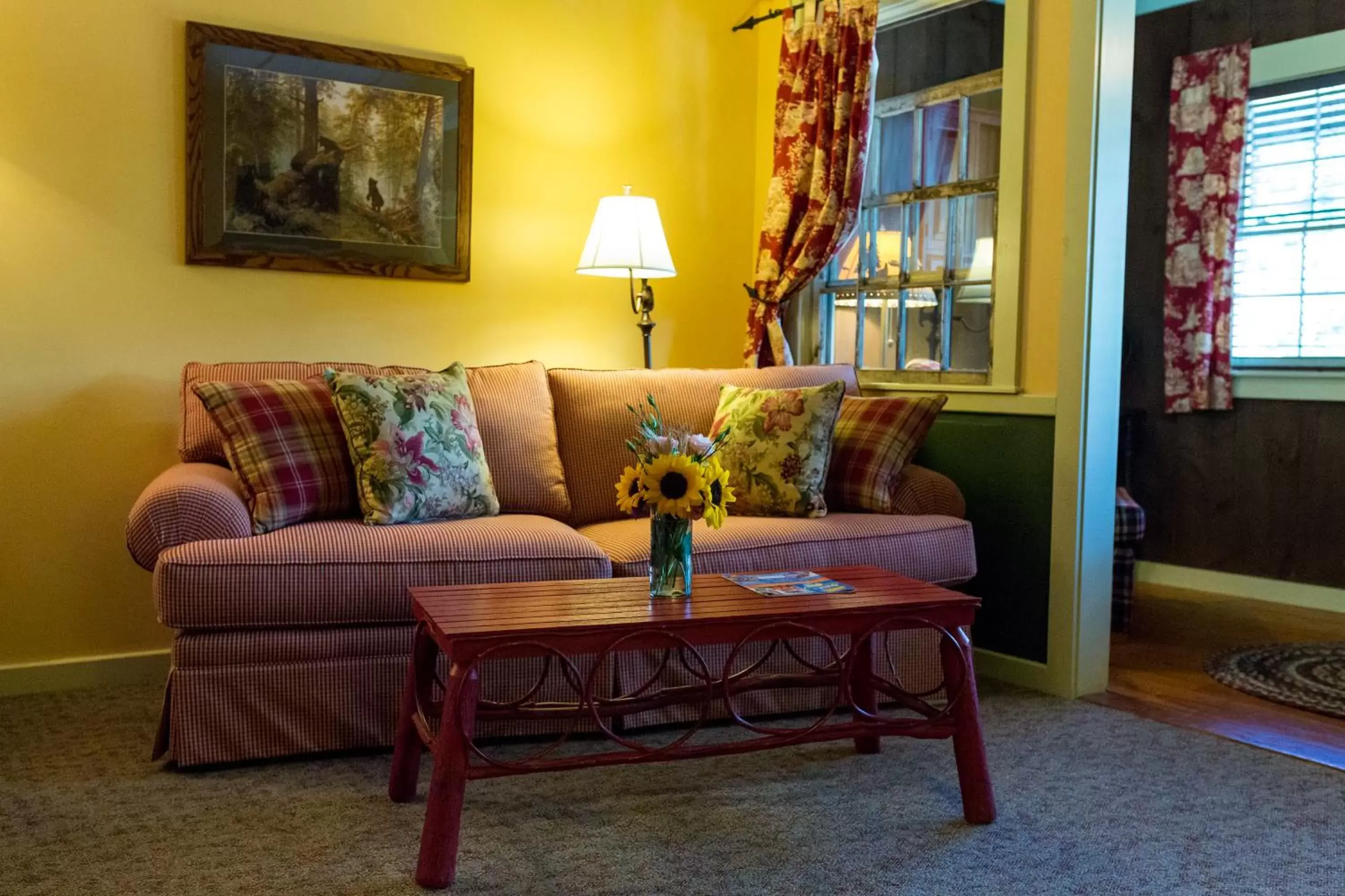 Seating area in The Common Man Inn, Spa & Lodge