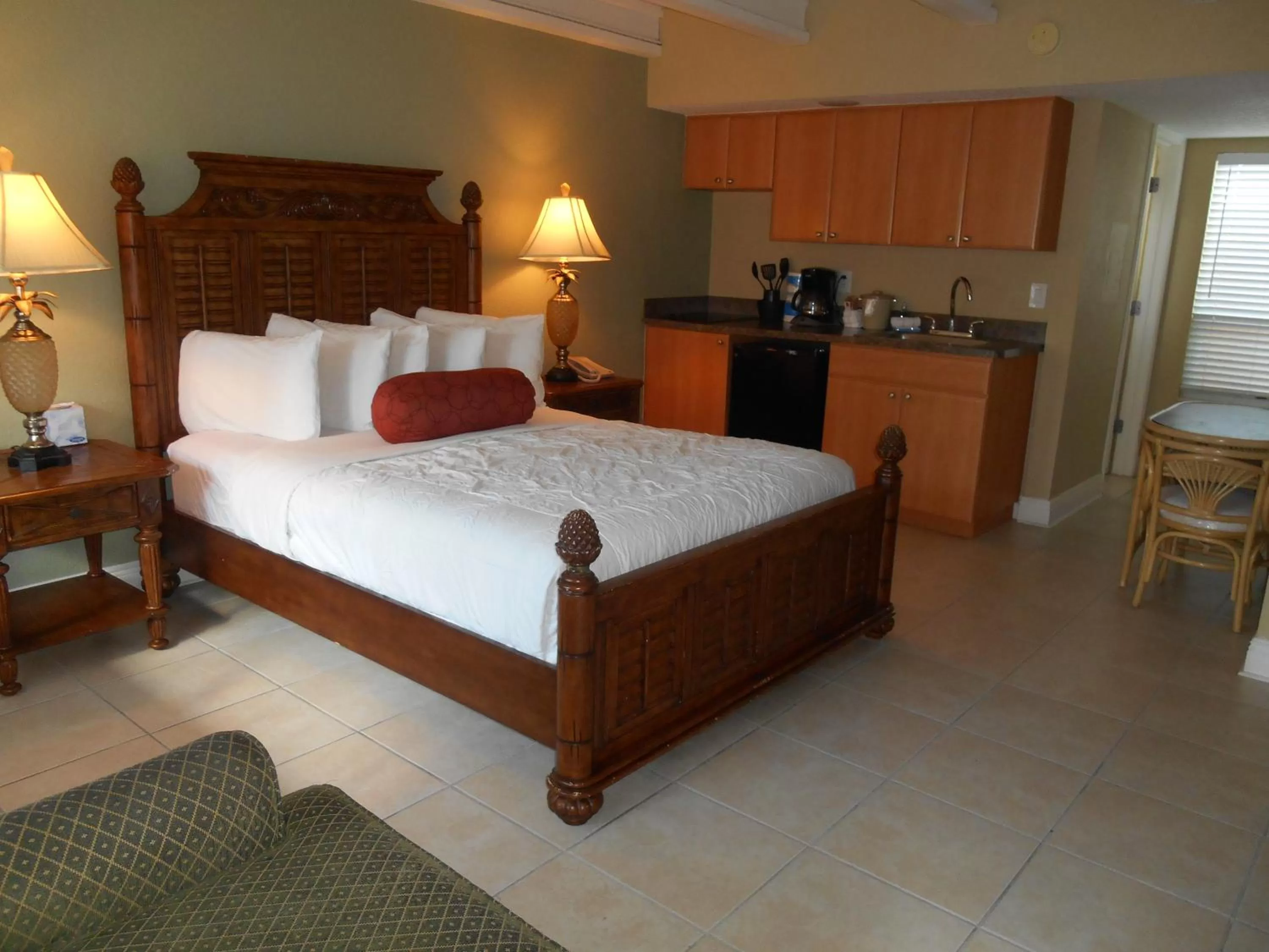 Queen Suite in Bayside Inn and Marina