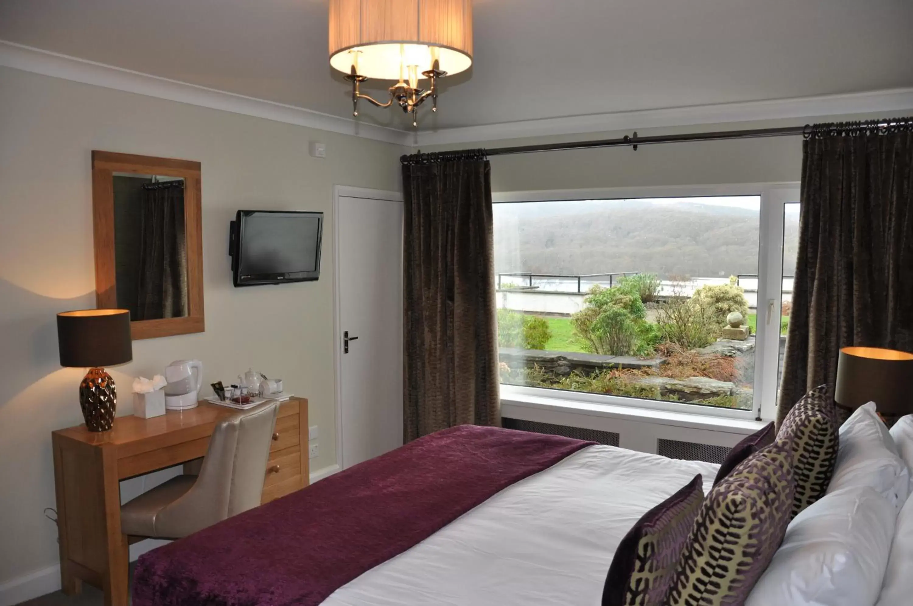 Bed, TV/Entertainment Center in Beech Hill Hotel & Spa