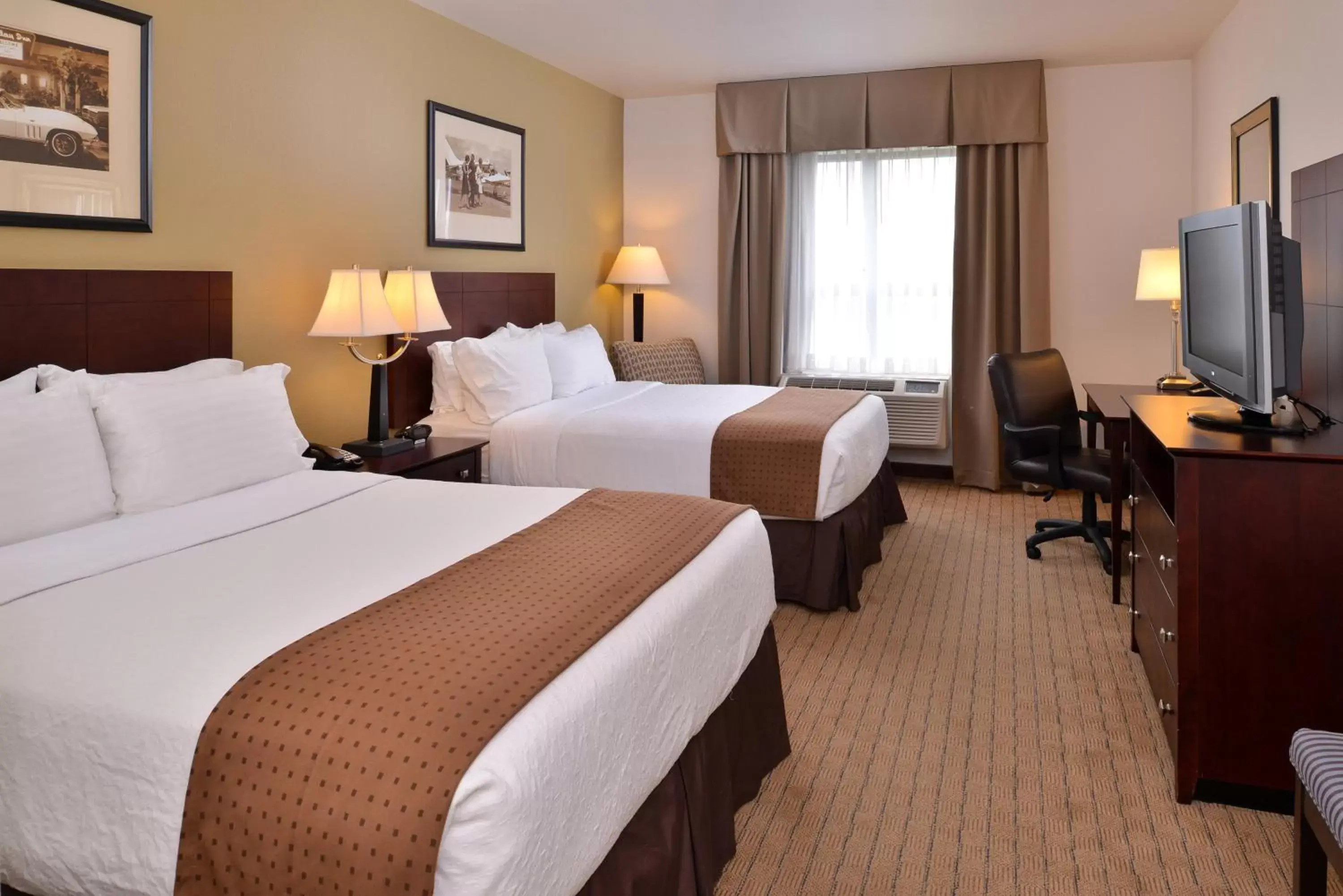 Photo of the whole room, Bed in Holiday Inn Madison at The American Center, an IHG Hotel
