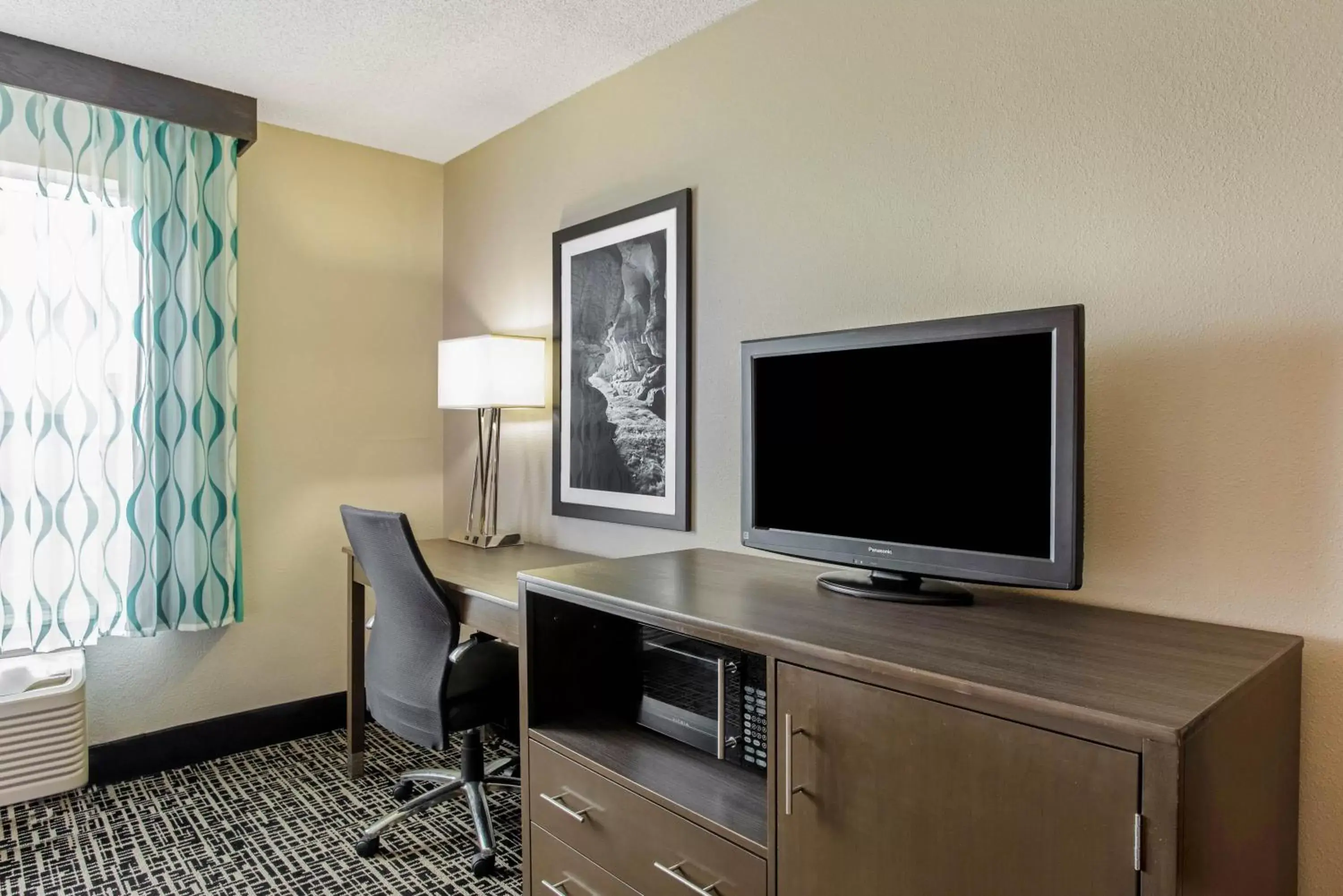 TV and multimedia, TV/Entertainment Center in La Quinta by Wyndham Hopkinsville