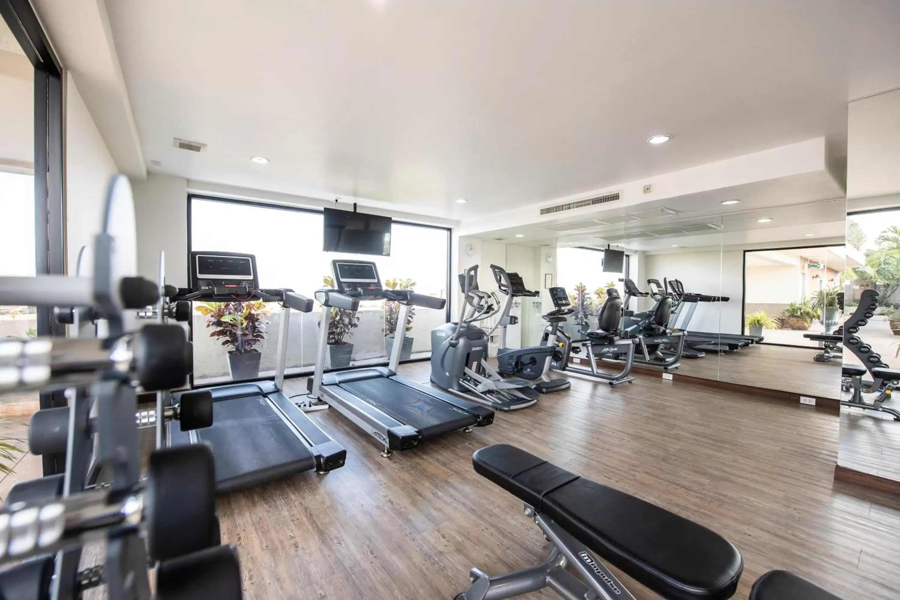 Fitness centre/facilities, Fitness Center/Facilities in Royal Suite Hotel Bangkok