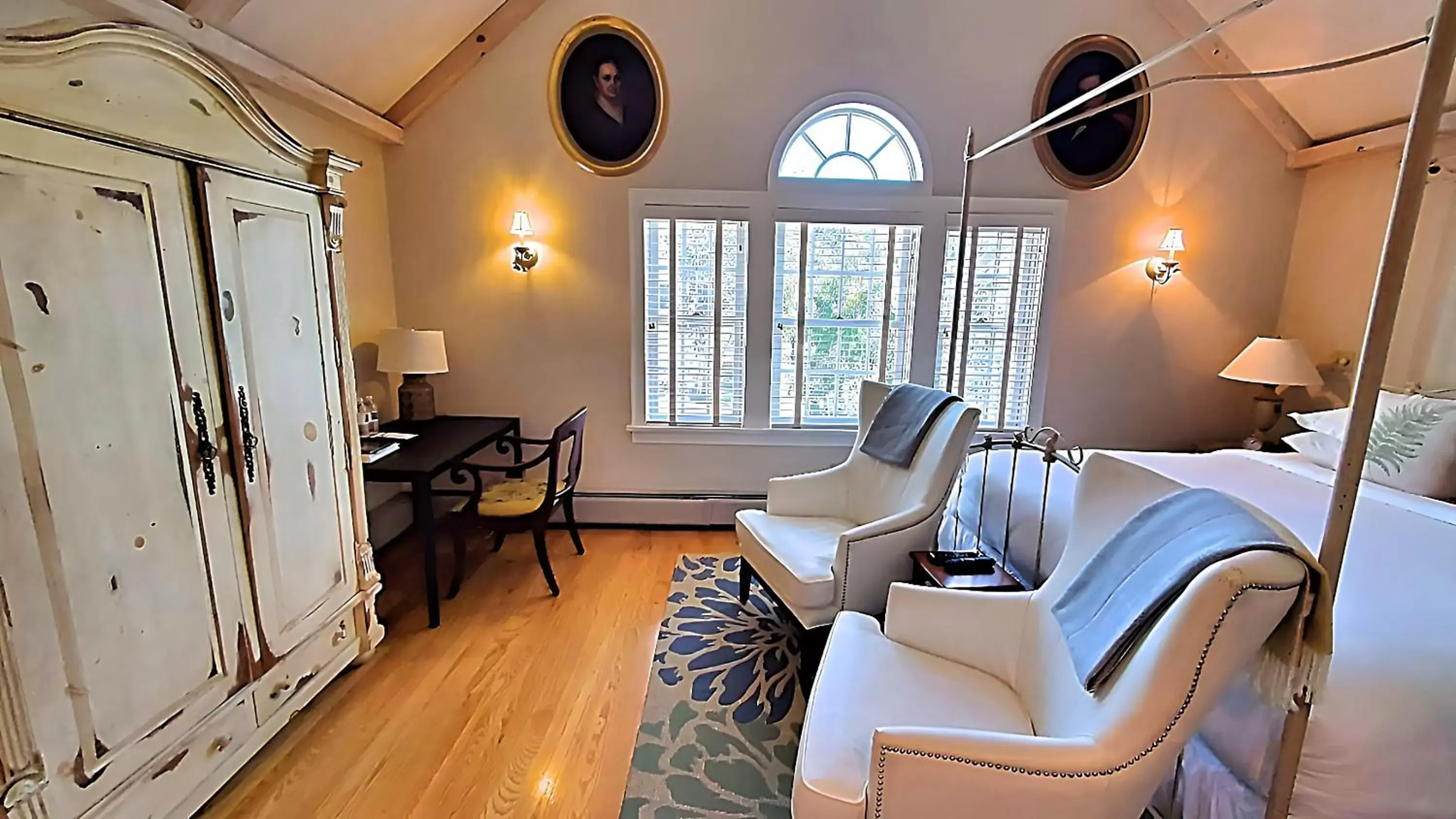 Seating Area in Four Columns Inn