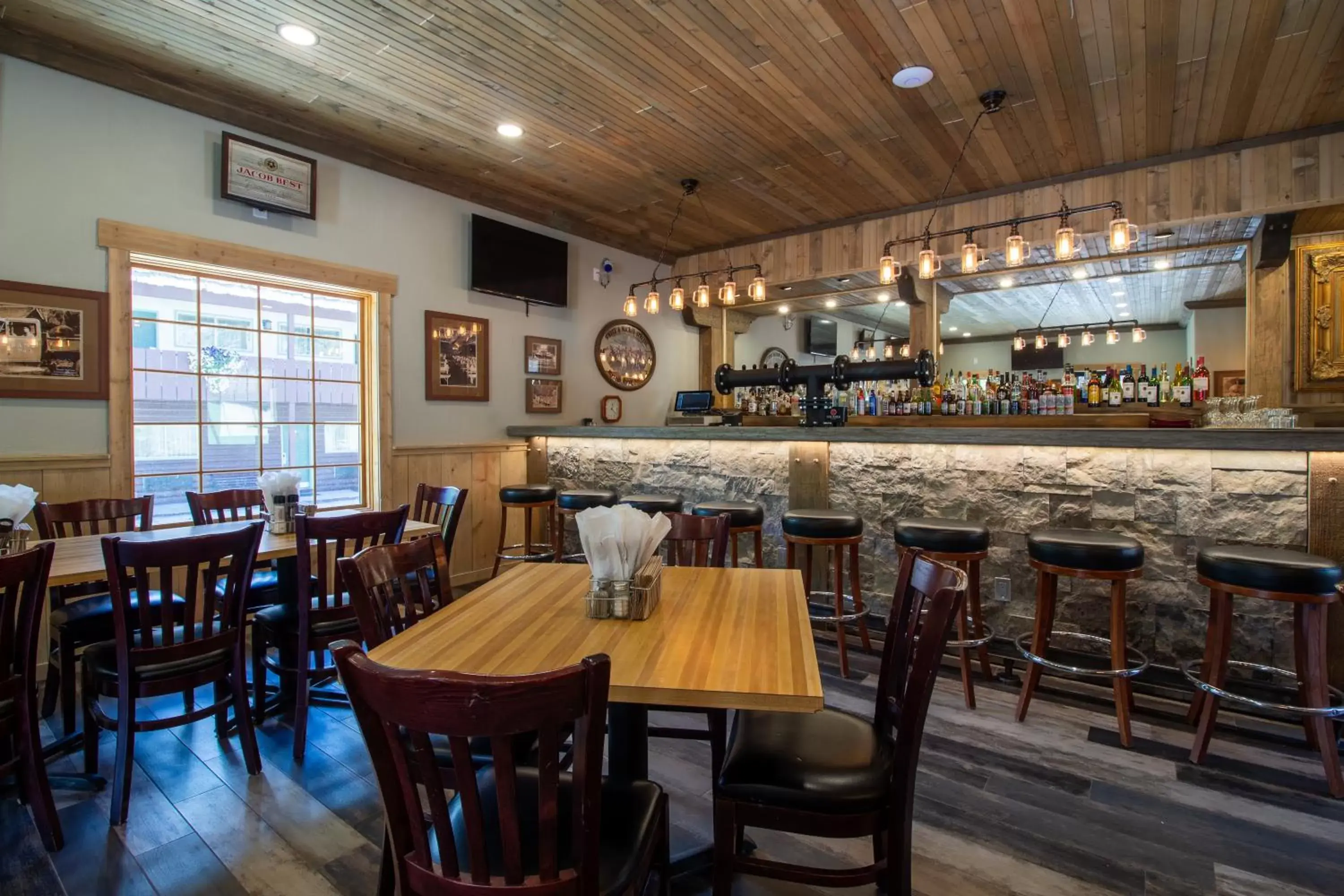 Lounge or bar, Restaurant/Places to Eat in Twin Peaks Lodge & Hot Springs