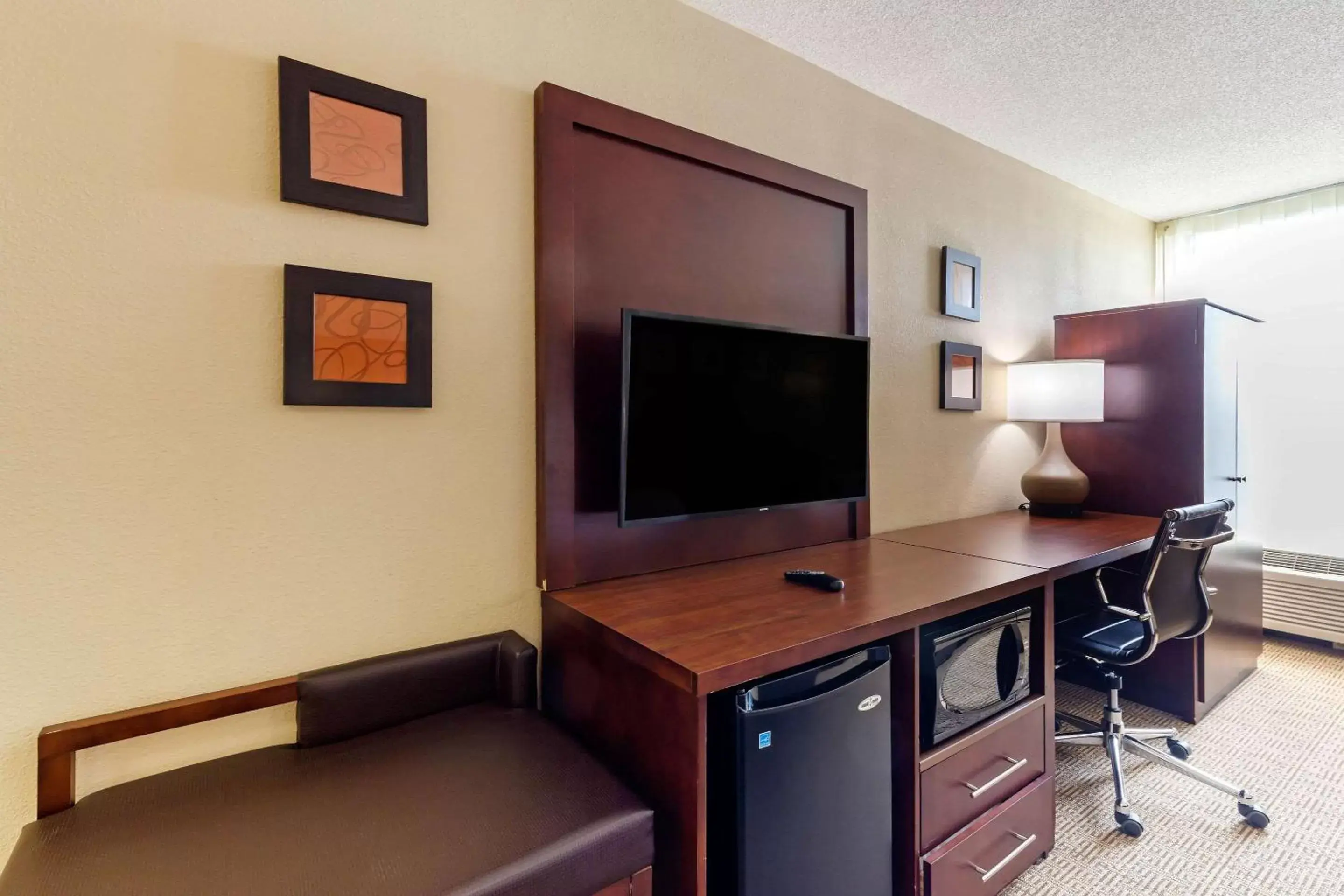 Photo of the whole room, TV/Entertainment Center in Comfort Inn & Suites Durham near Duke University