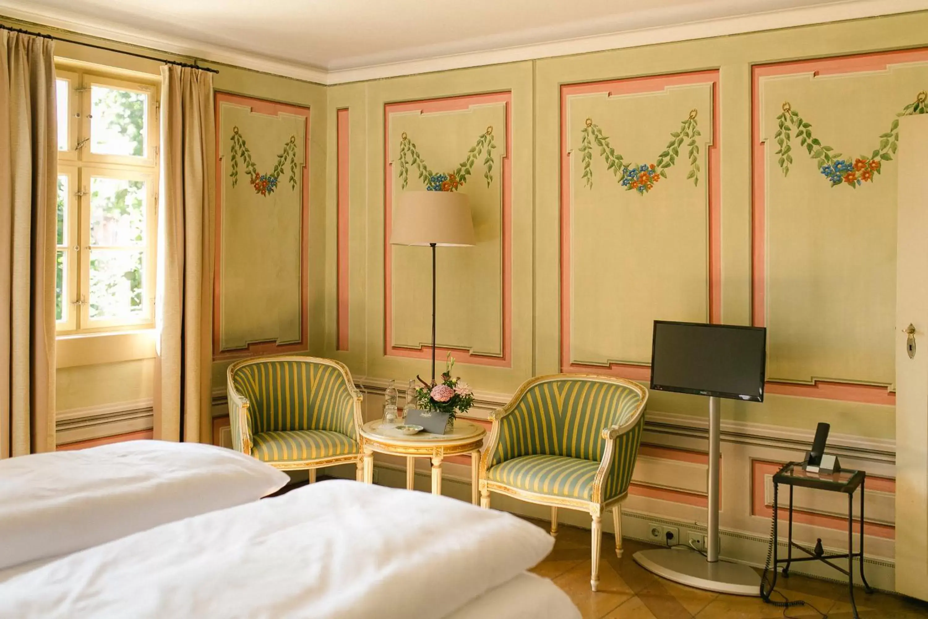 Photo of the whole room, Seating Area in Hotel Villa Sorgenfrei & Restaurant Atelier Sanssouci