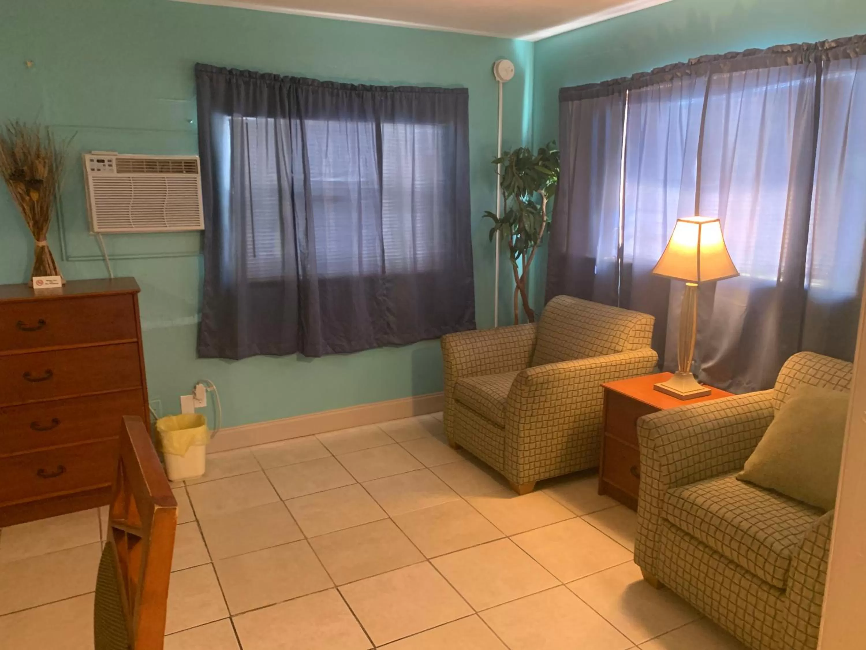 Seating Area in Michaels Siesta Studios