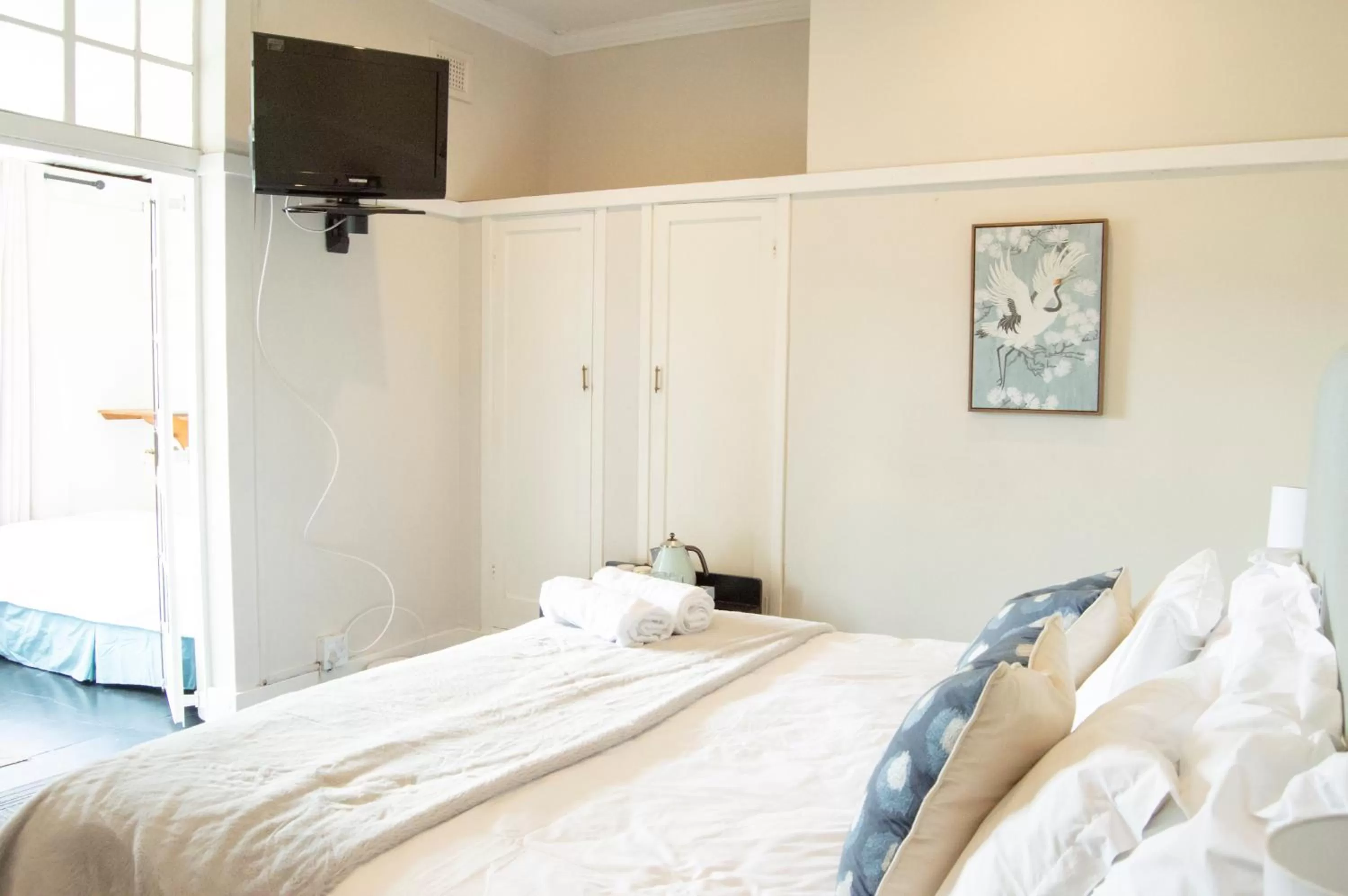 Bedroom, Bed in Thistle Hotel