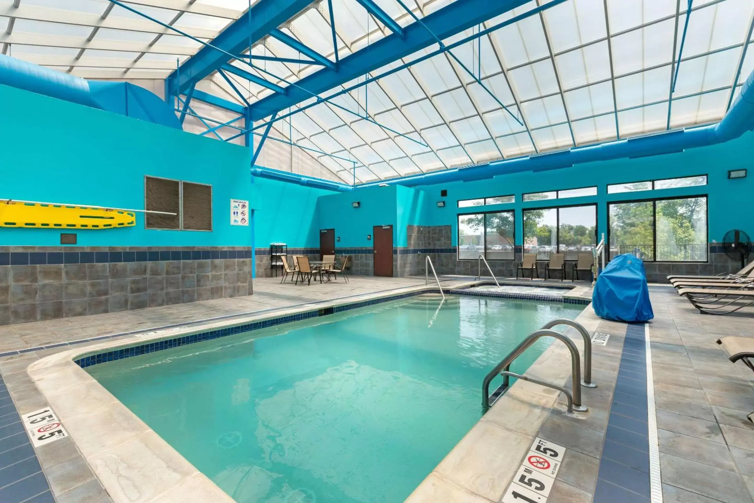 On site, Swimming Pool in Comfort Suites Southfield