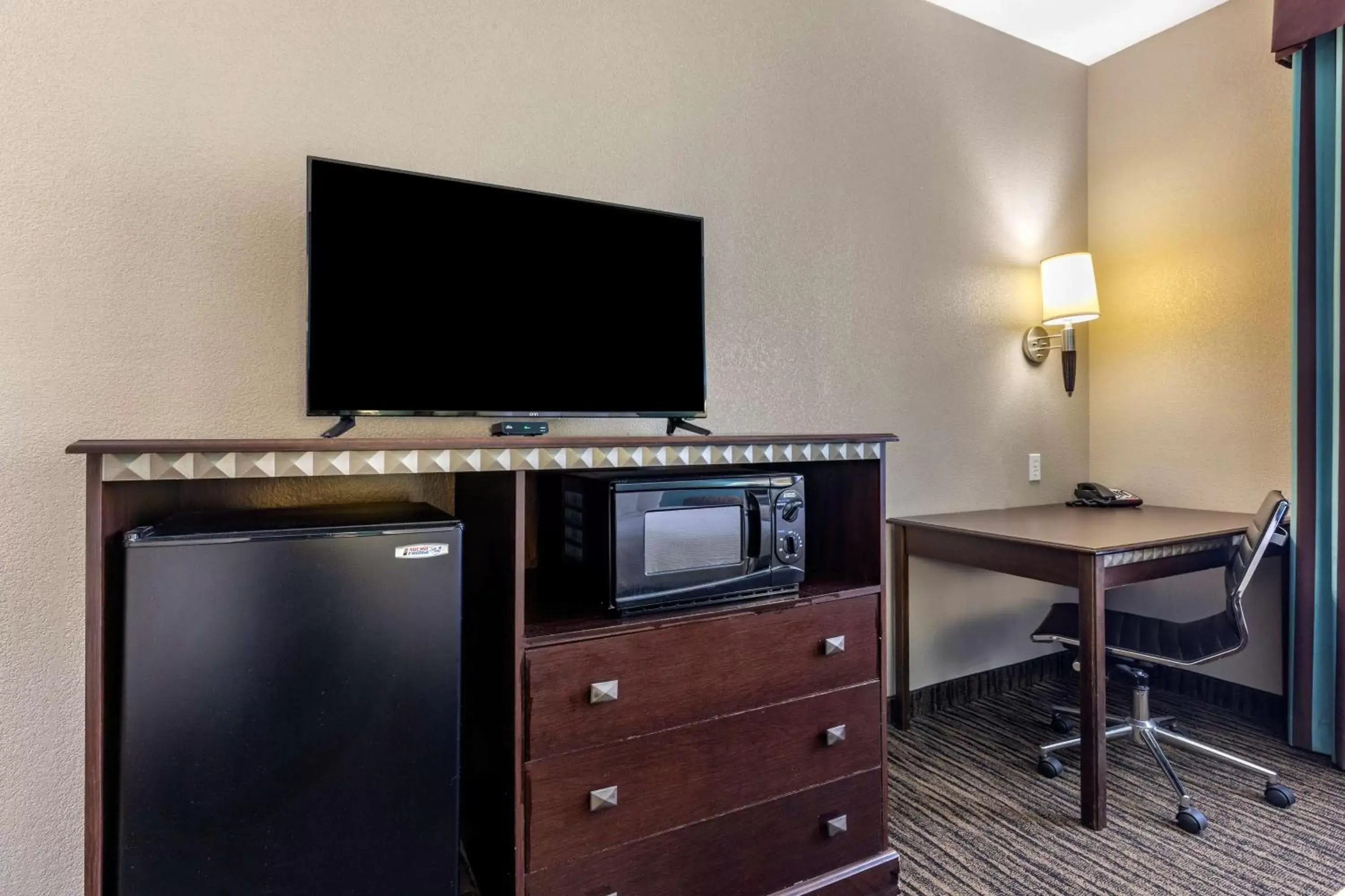 TV and multimedia, TV/Entertainment Center in Best Western Mineola Inn