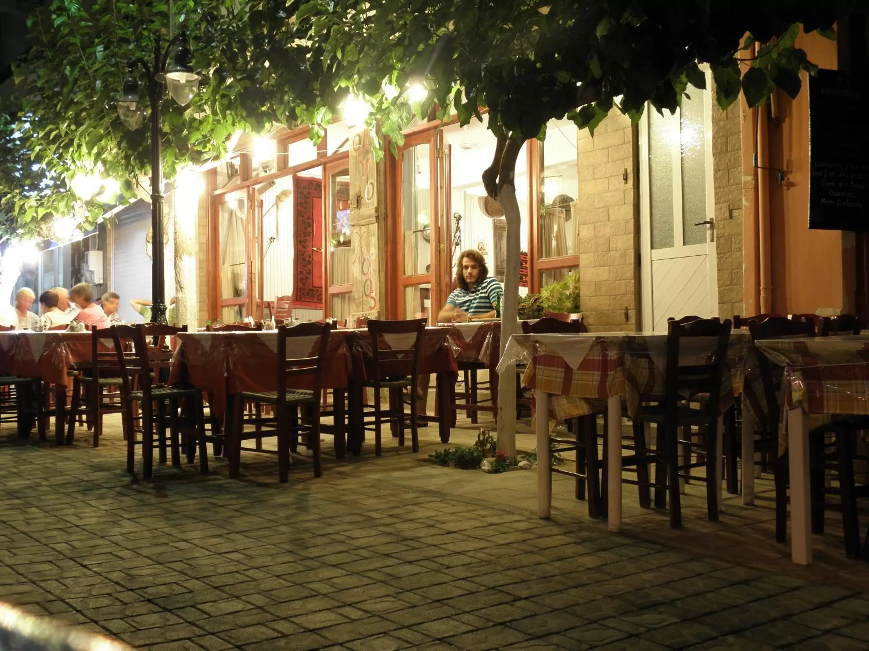 Restaurant/Places to Eat in Megim Hotel