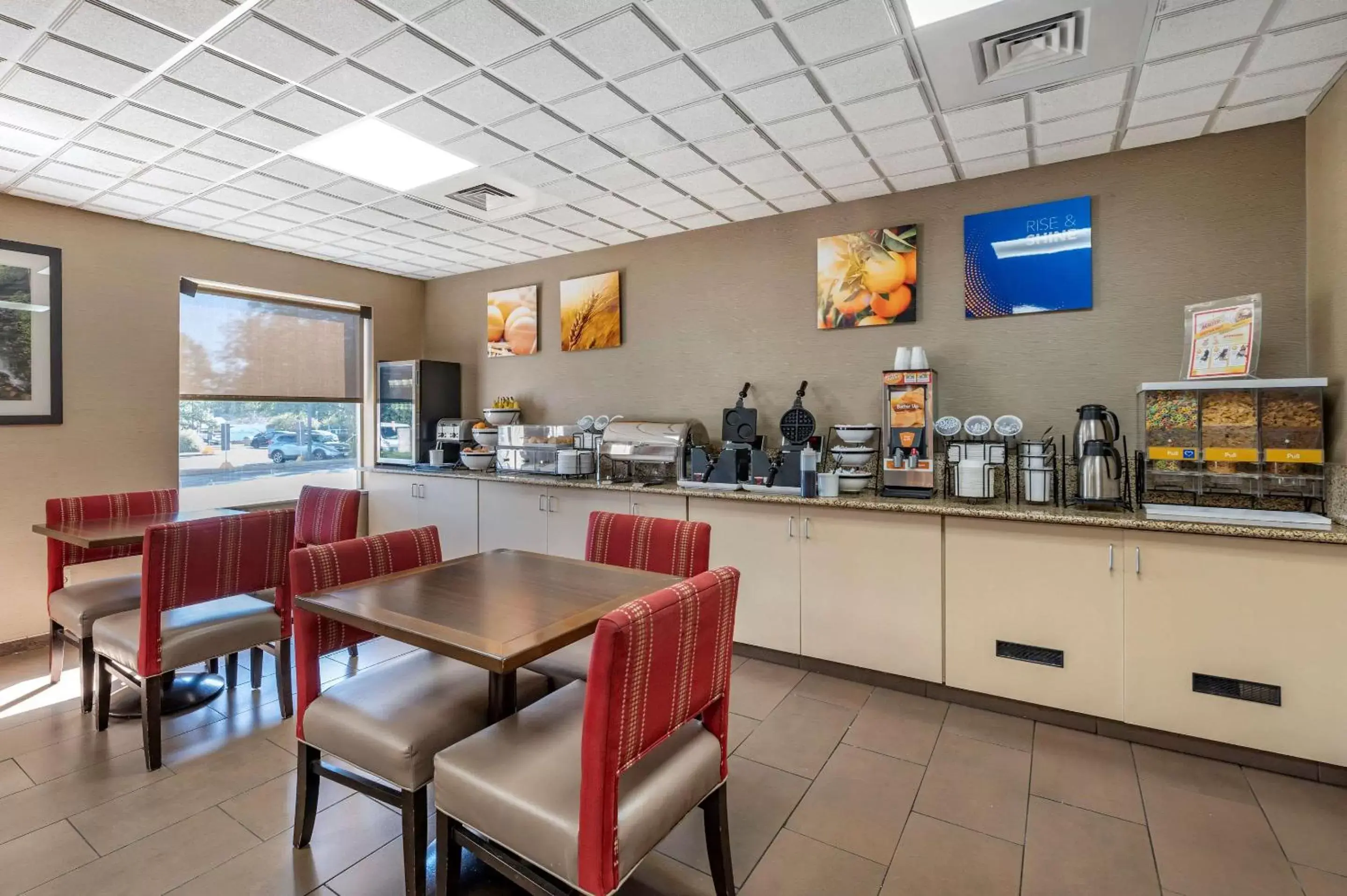 Restaurant/Places to Eat in Comfort Inn & Suites Dayton