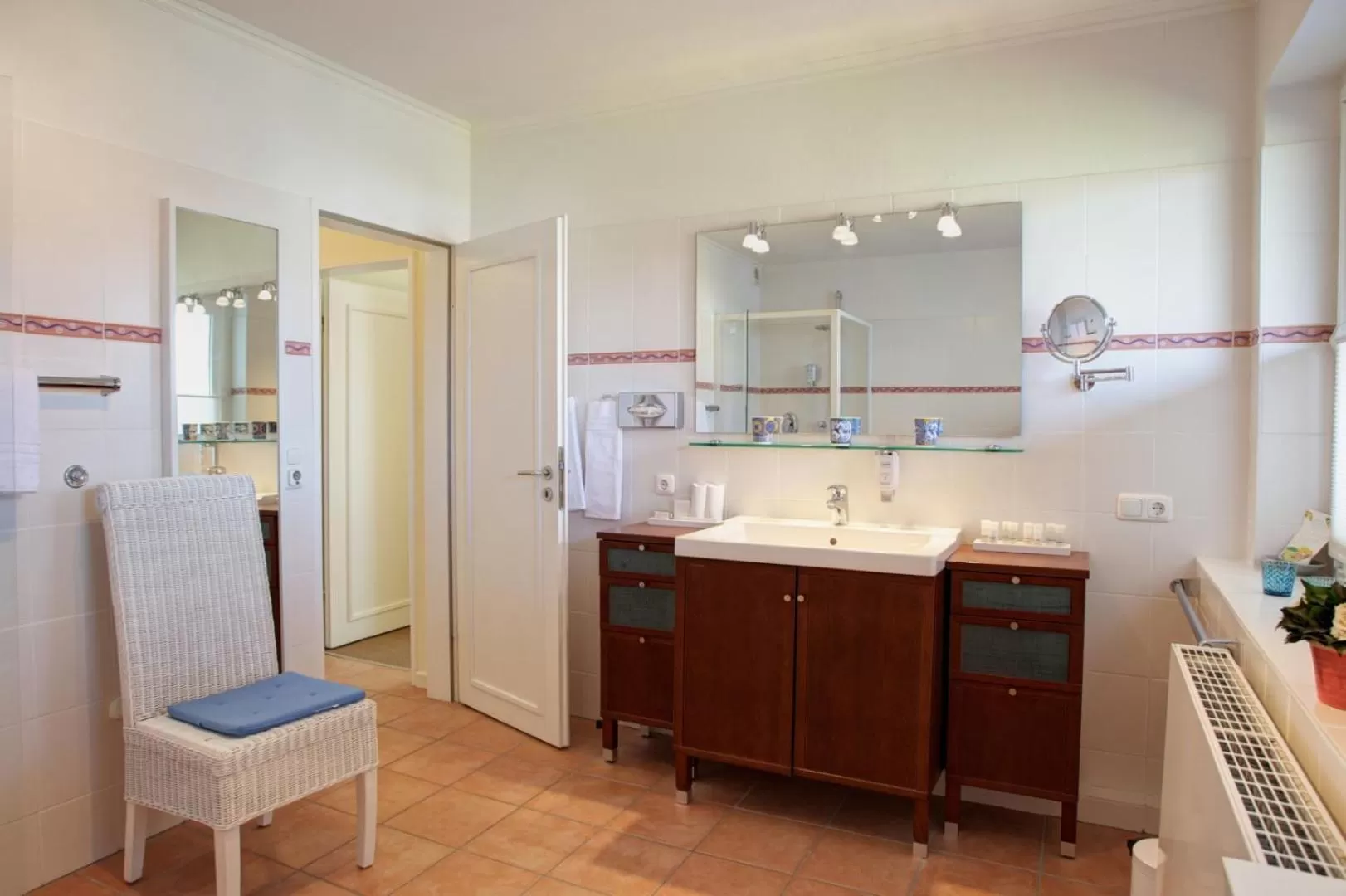 Bathroom, Kitchen/Kitchenette in Das Frühstückshotel Sankt Peter-Ording