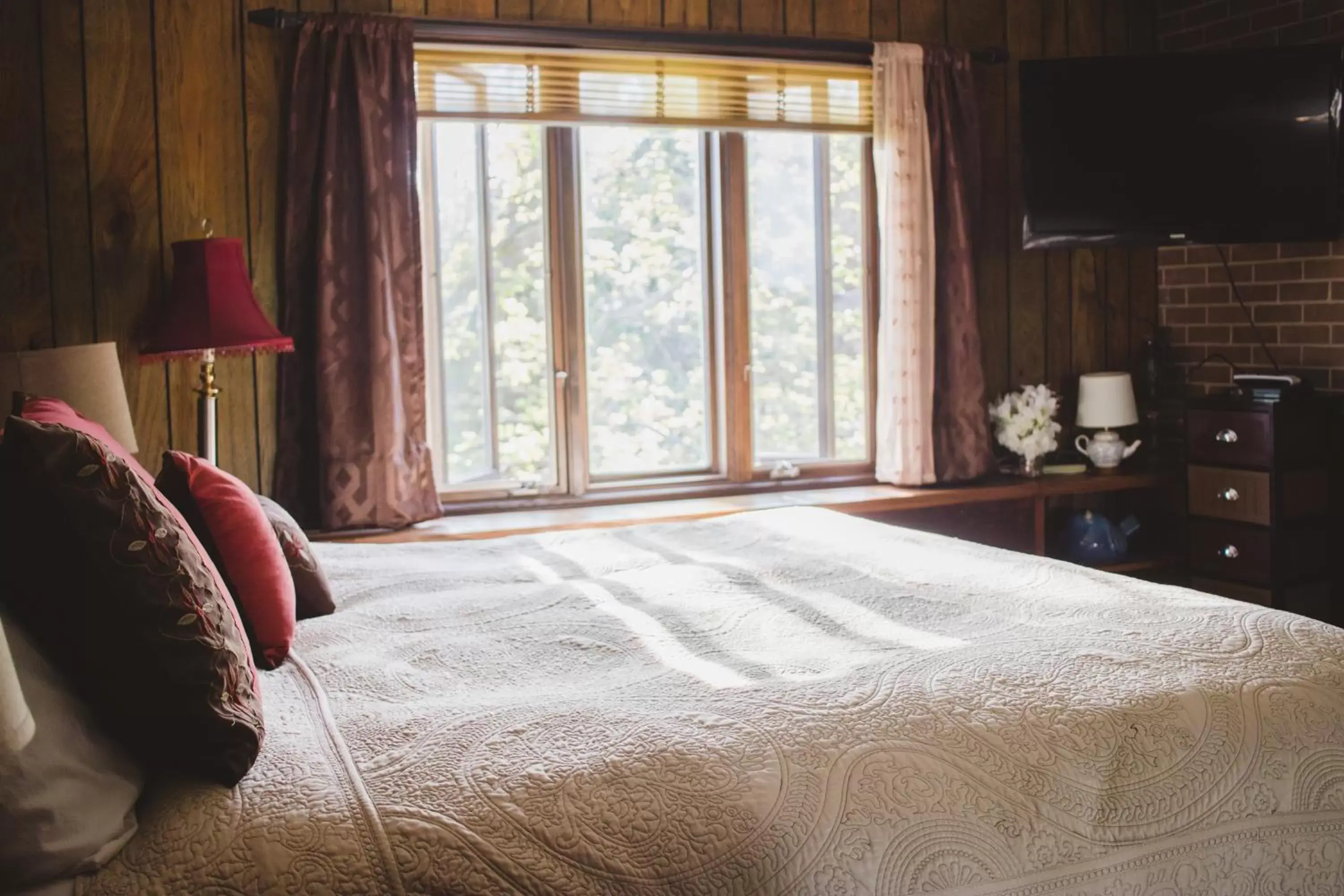 Bed in Shane Acres Country Inn