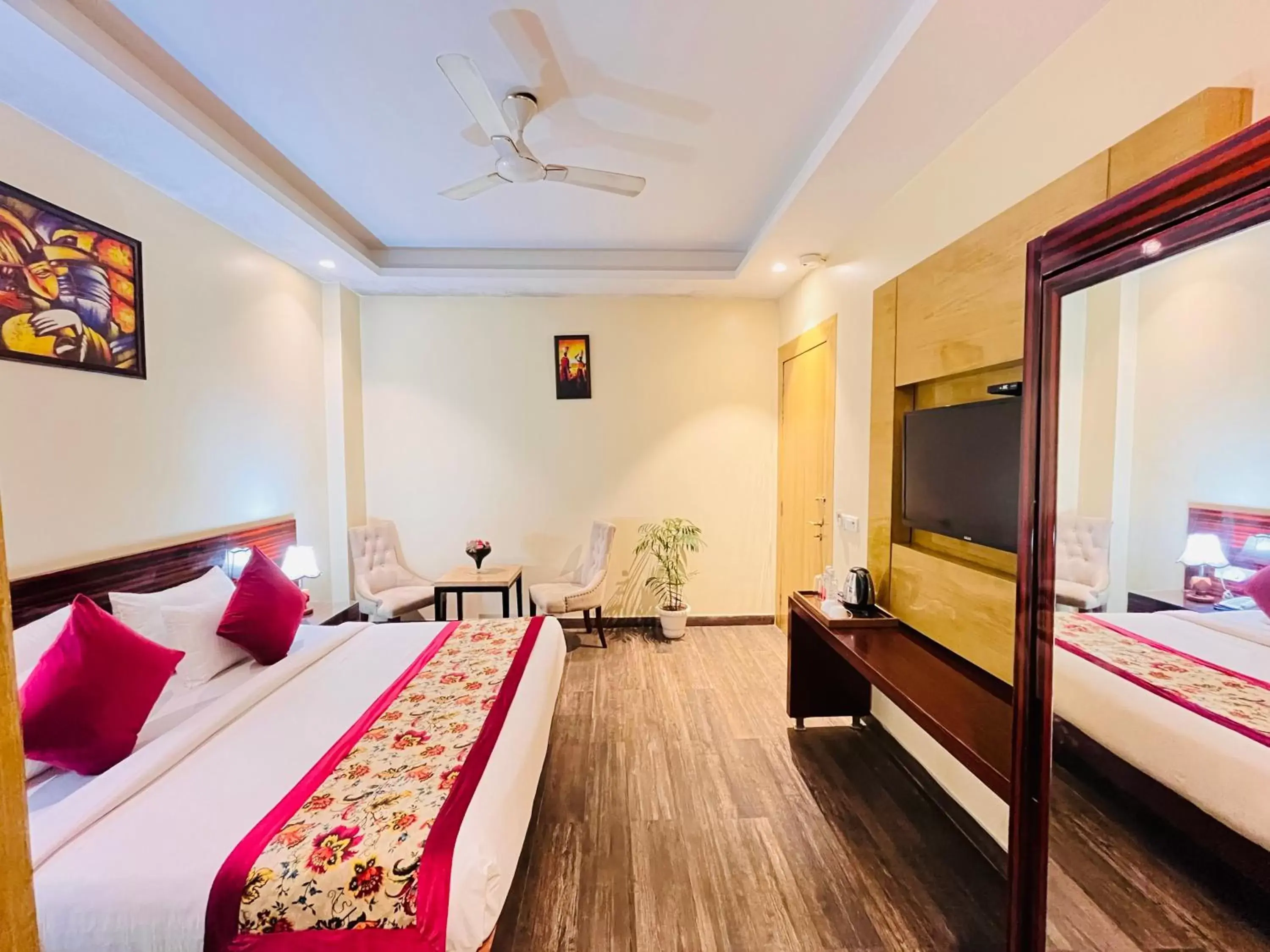 Bed, TV/Entertainment Center in Hotel Banz - Near Delhi International Airport