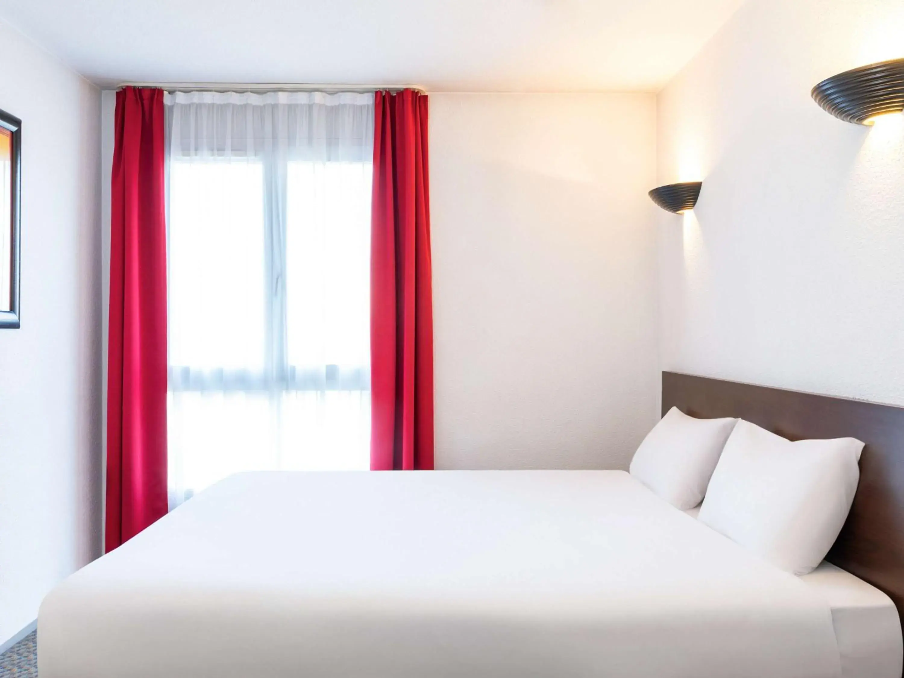 Photo of the whole room, Bed in Aparthotel Adagio Access La Défense - Place Charras Photo of the whole room, Bed in Aparthotel Adagio Access La Défense - Place Charras