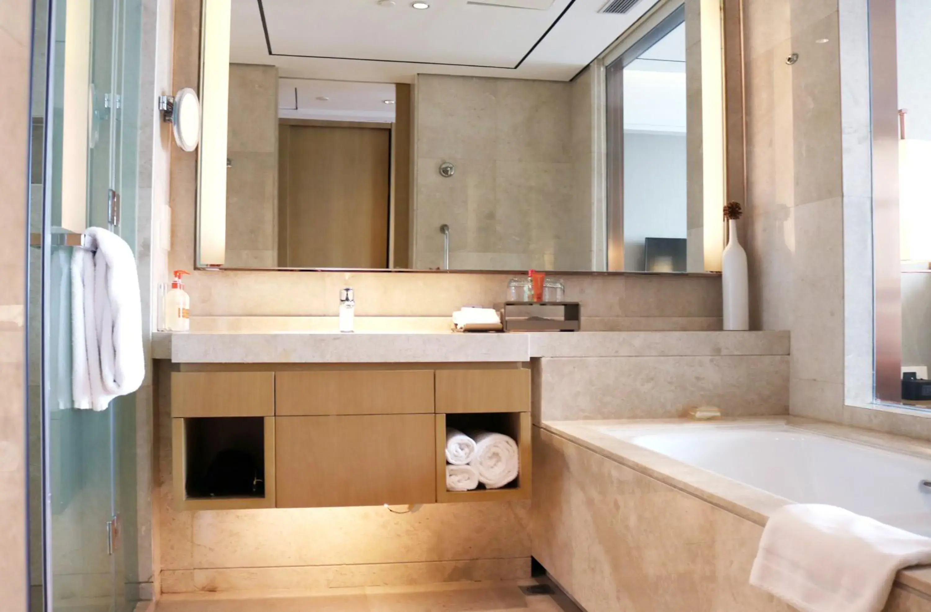 Photo of the whole room, Bathroom in Crowne Plaza Hefei Rongqiao, an IHG Hotel