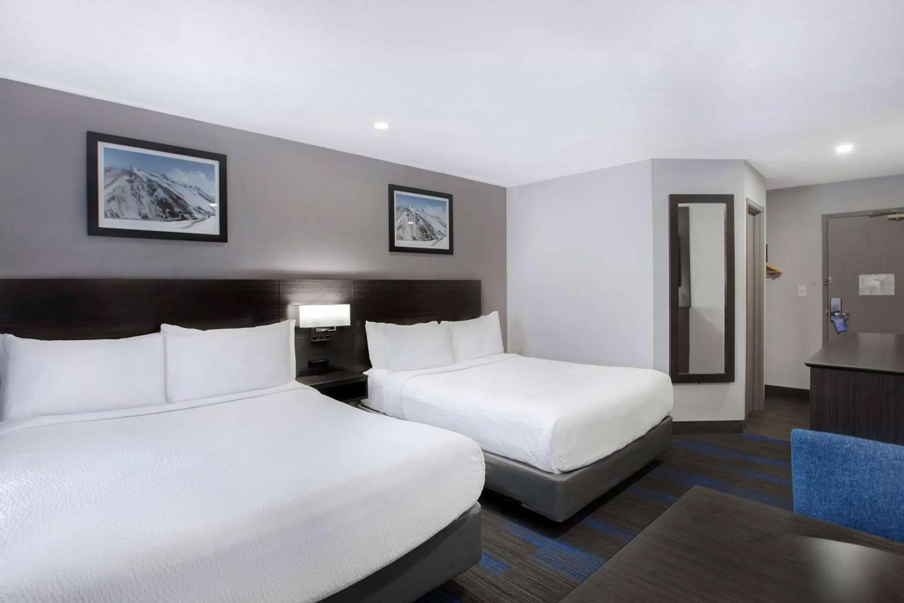 Photo of the whole room, Bed in Days Inn by Wyndham Barrie