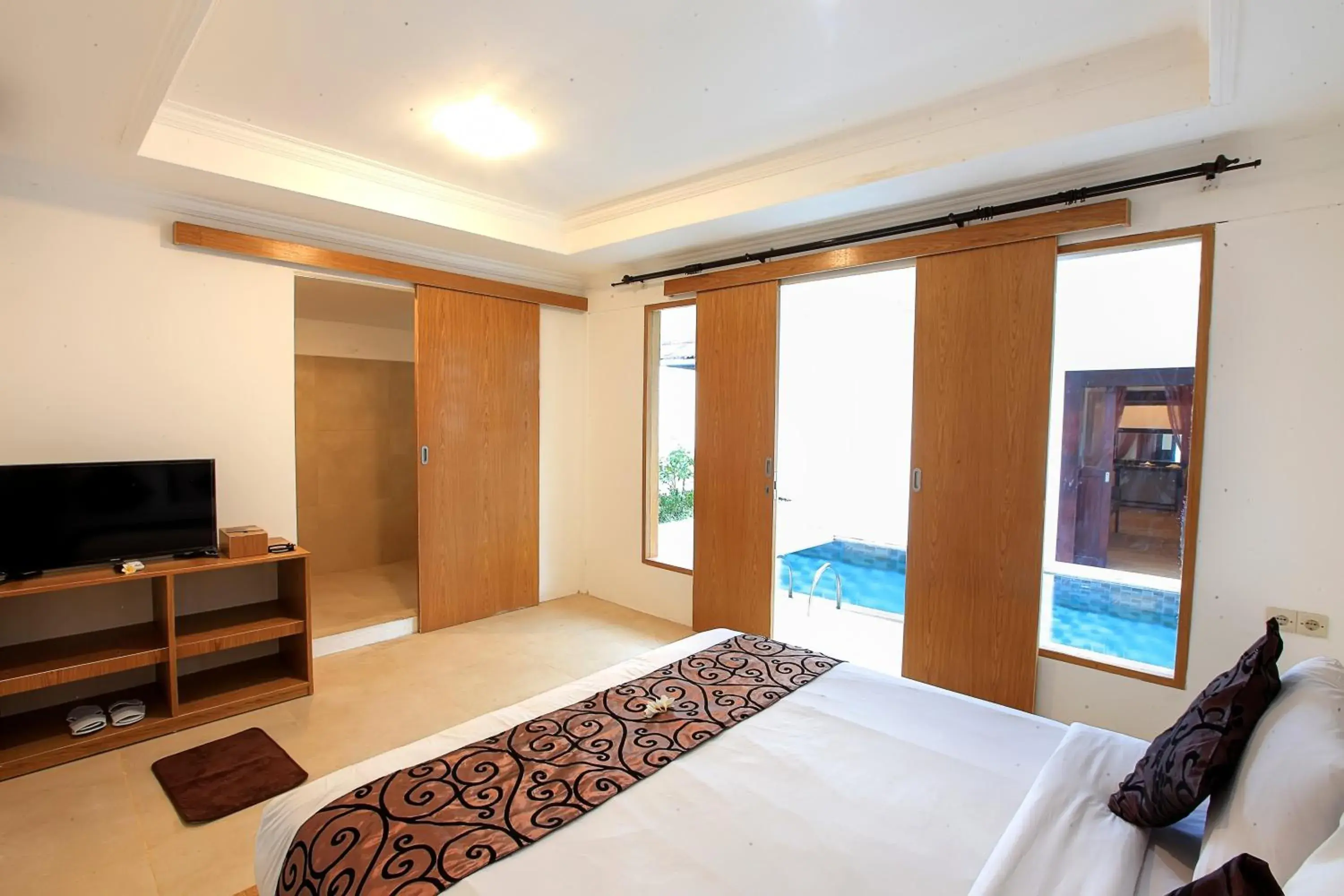 Bedroom, TV/Entertainment Center in Lavender Villa & Spa