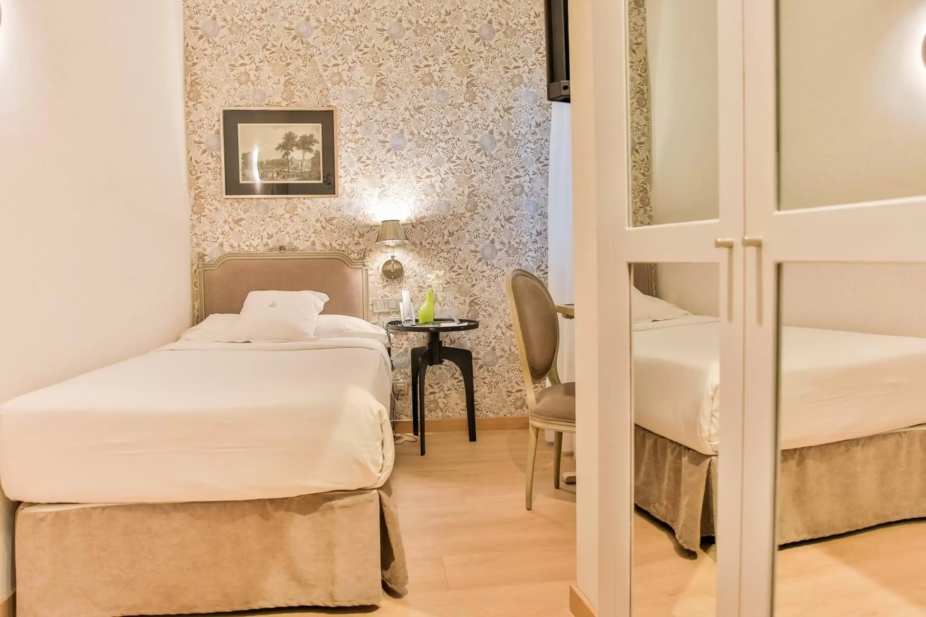 Bedroom, Bed in Hotel Meninas - Boutique Opera