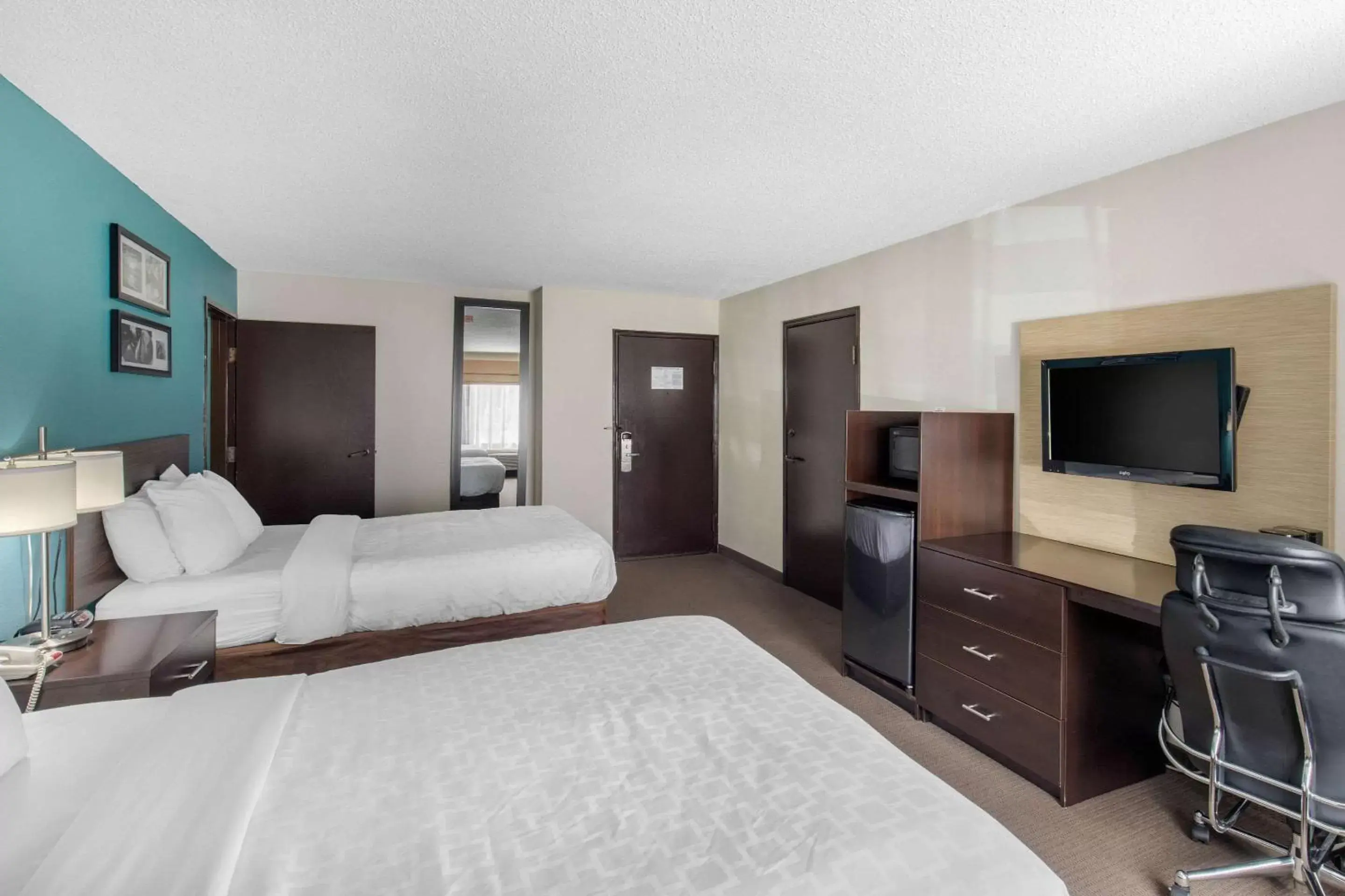 Photo of the whole room, Bed in Clarion Inn & Suites DFW North