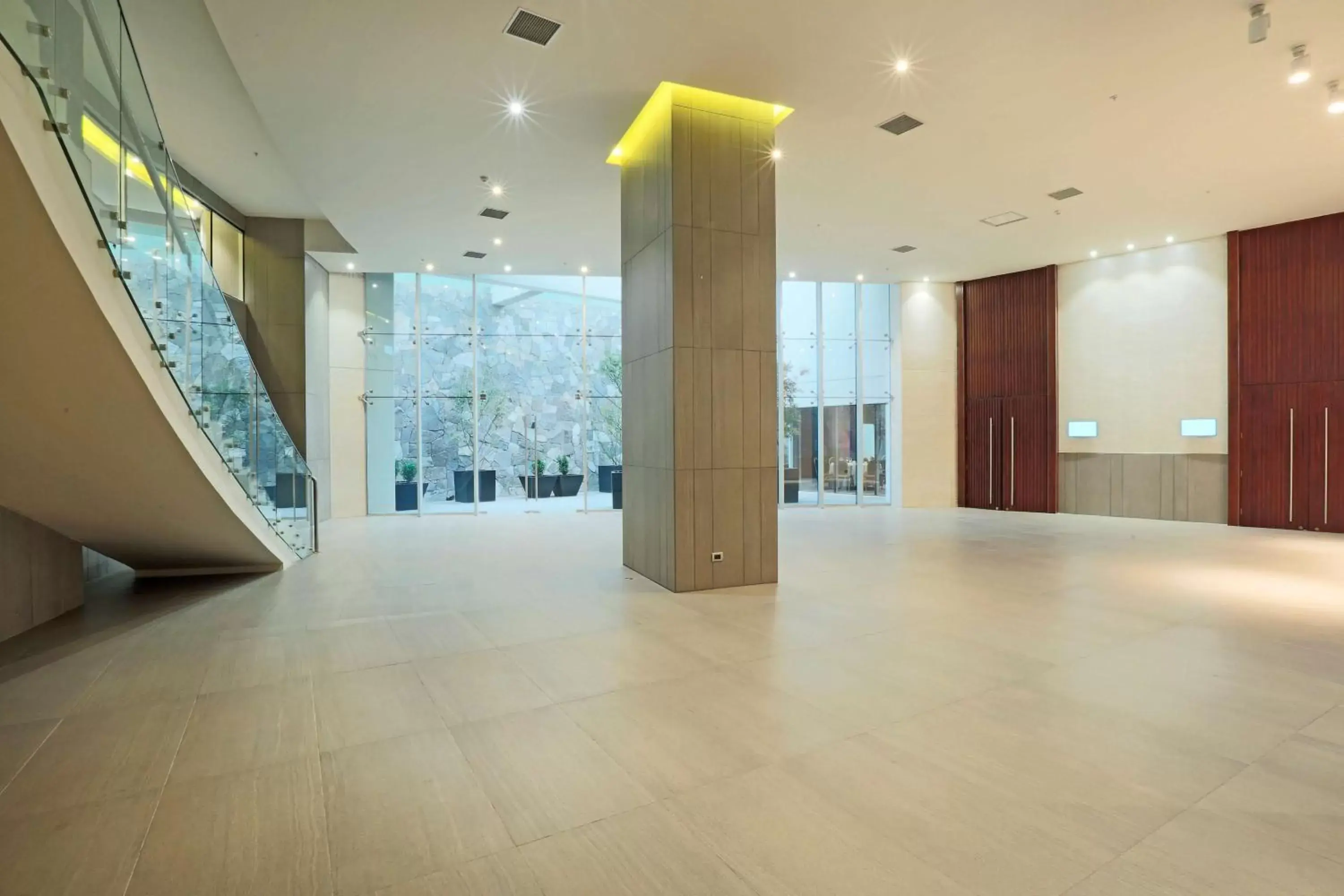 Lobby or reception, Lobby/Reception in DoubleTree by Hilton Santiago Kennedy, Chile