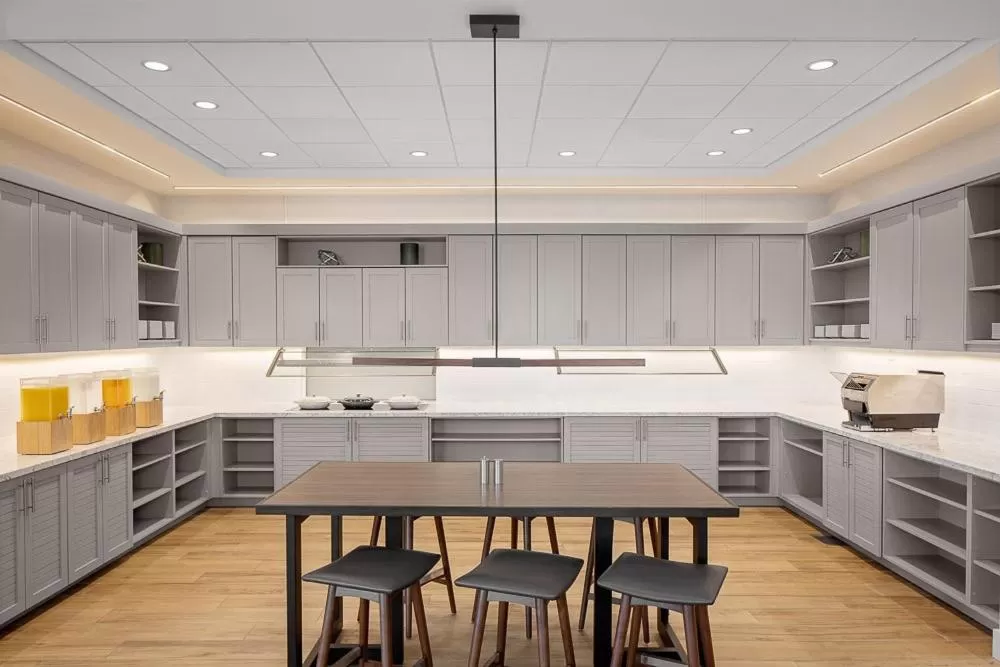 Communal kitchen in Hyatt Place Murfreesboro