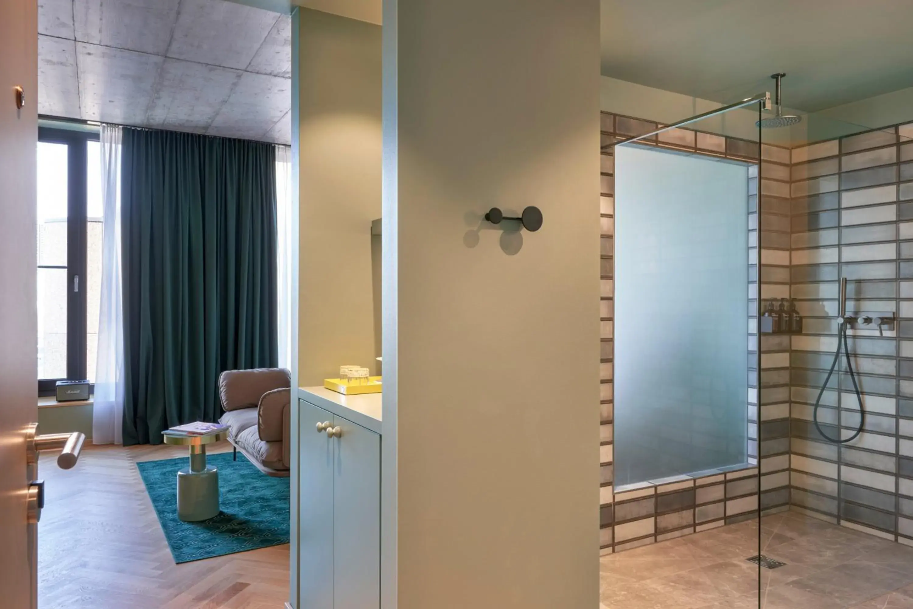 Bathroom, TV/Entertainment Center in Gekko House Frankfurt, a Tribute Portfolio Hotel