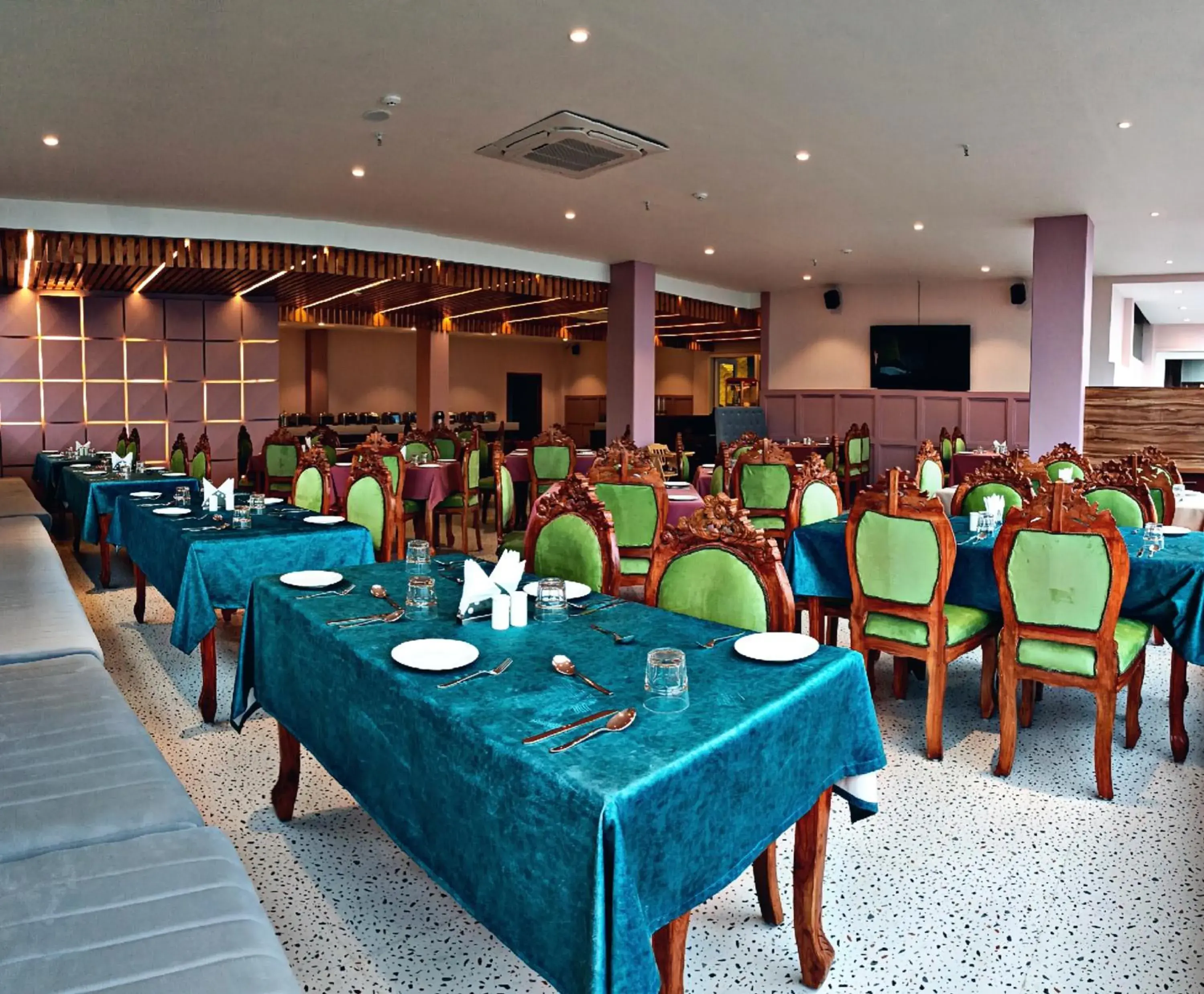 Restaurant/Places to Eat in SPT Clarks Inn Mandi