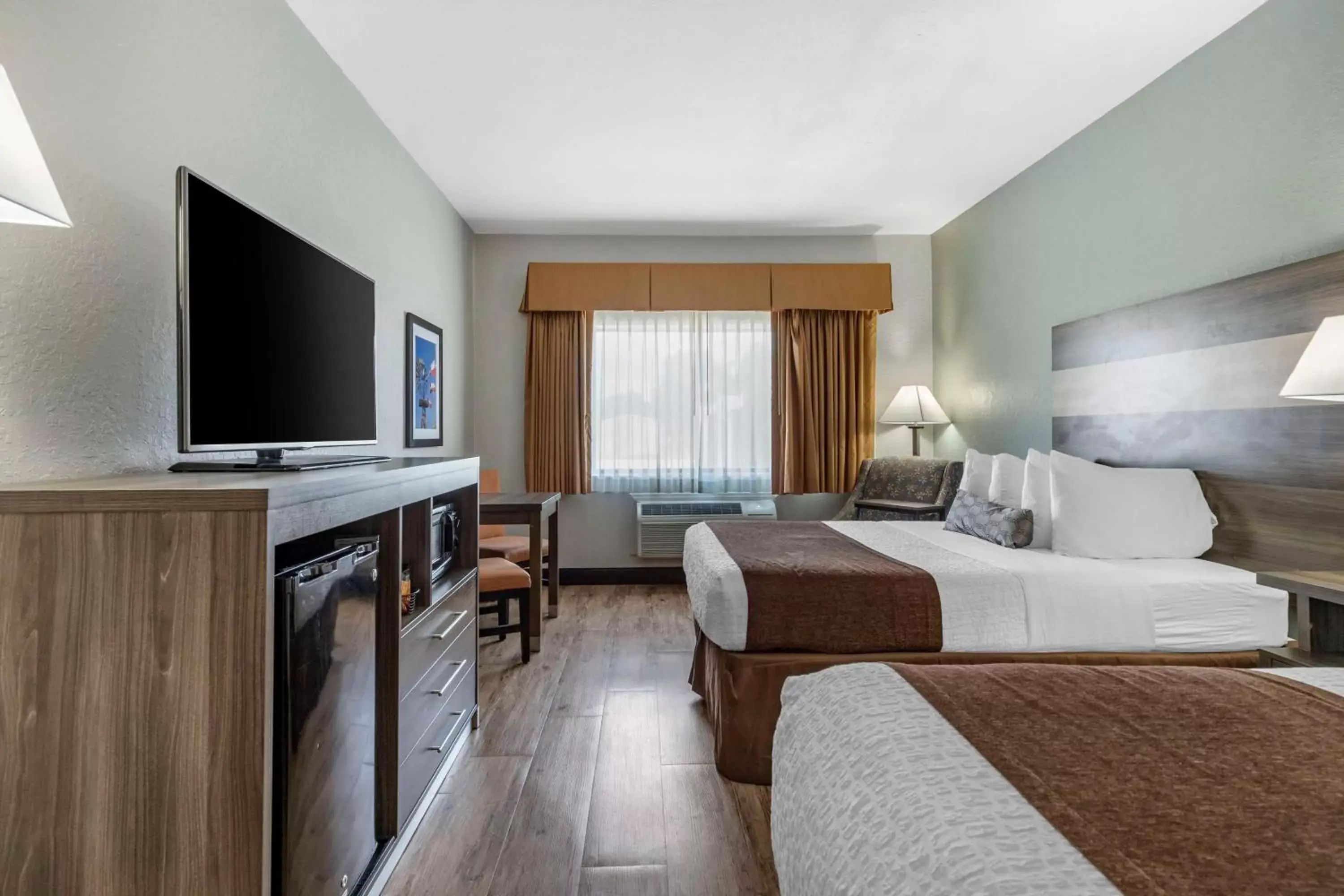 Bedroom, TV/Entertainment Center in Best Western PLUS Victoria Inn & Suites