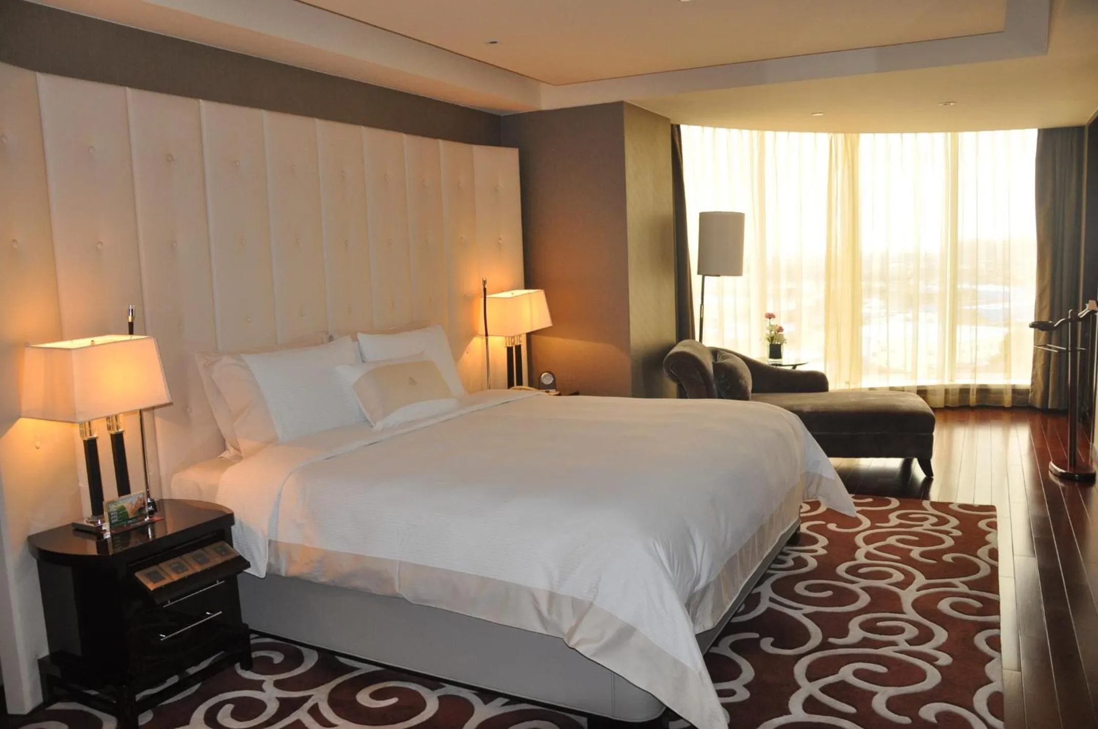 Bed in Royal International Hotel Shanghai - Pudong International Airport