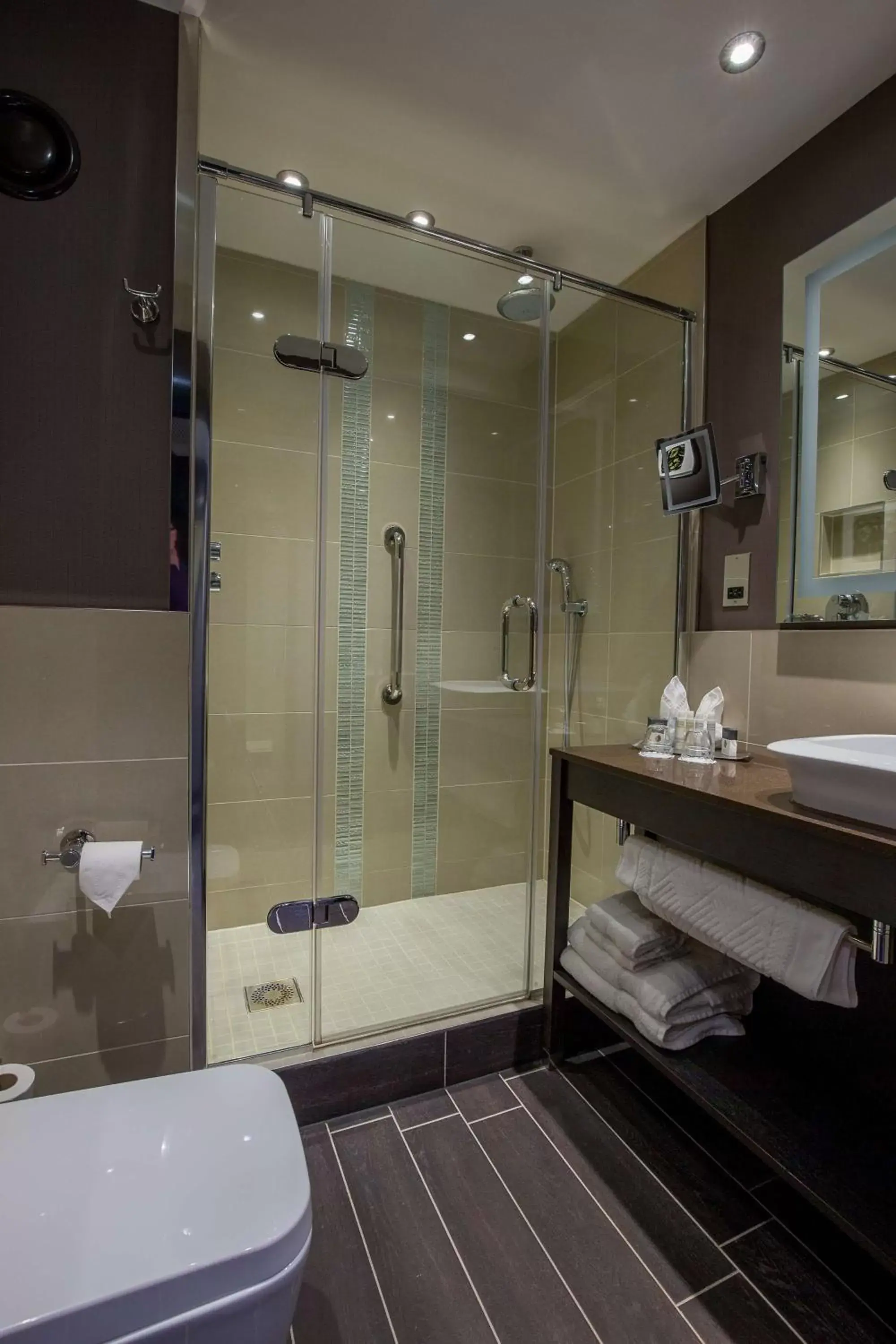 Bathroom in DoubleTree by Hilton Hotel Nottingham - Gateway